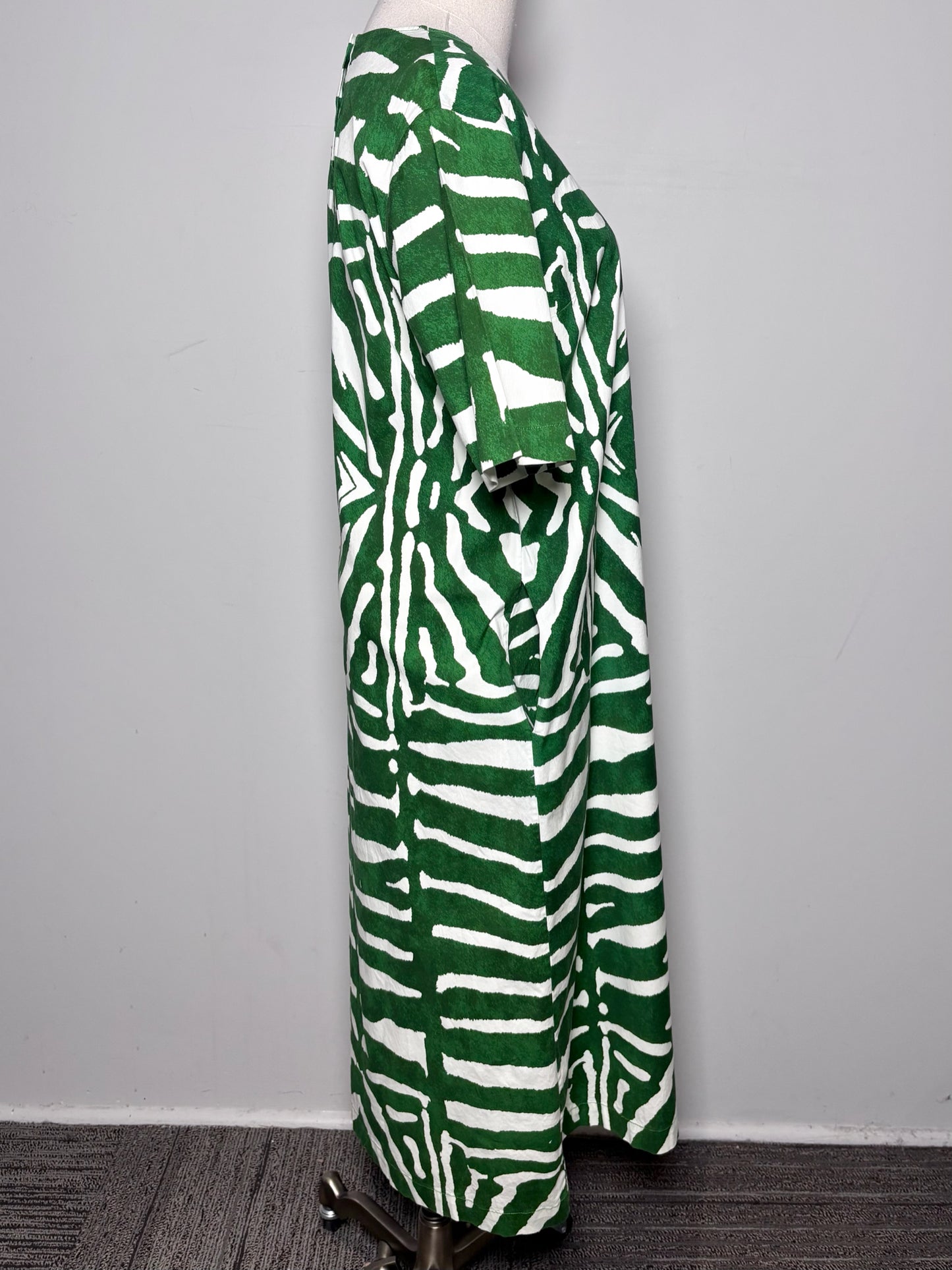 Women Size 6 (M) Samantha Sung Green, White Geometric Print Pre-owned Midi Dress