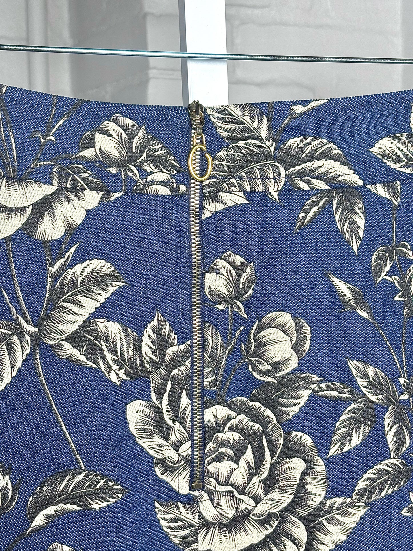 Women Size M Oscar de la Renta Blue Rose Print Pre-owned Midi Denim Skirt