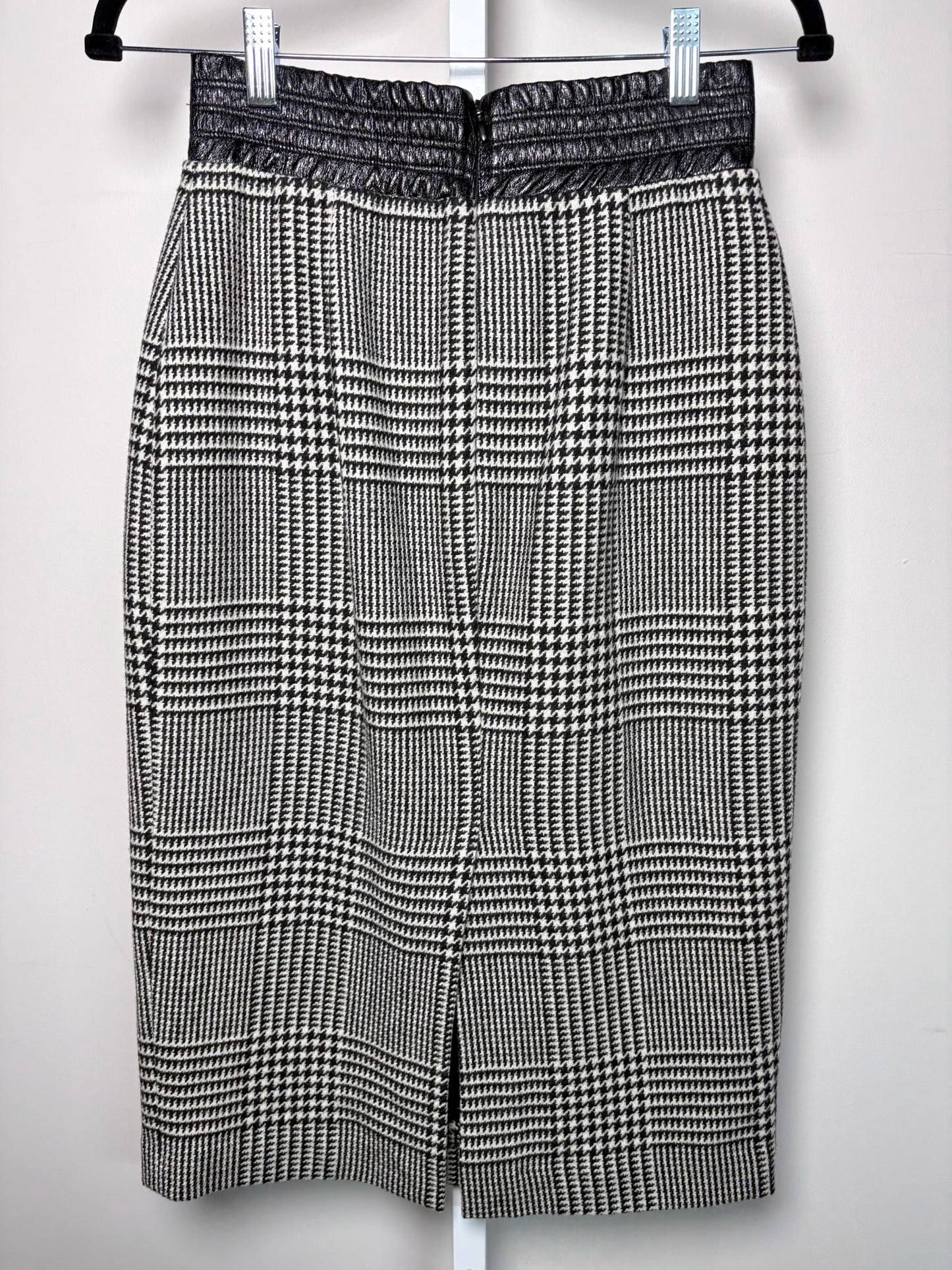 Women Size 40 Jucca Black, White Houndstooth Skirt