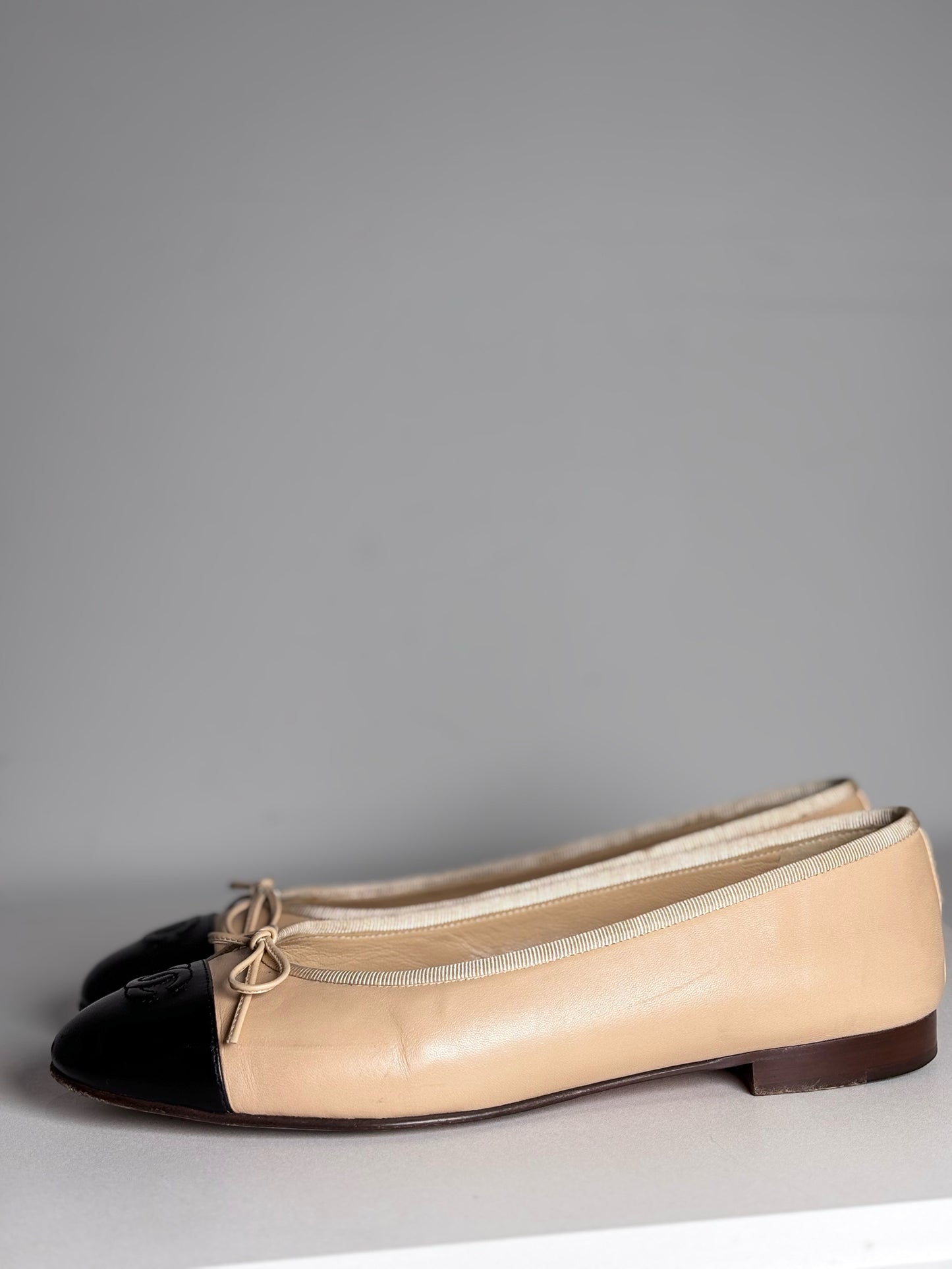 W Shoe Size 40.5 (10) Chanel Ballerrines Beige, Black Lambskin Pre-owned Flats