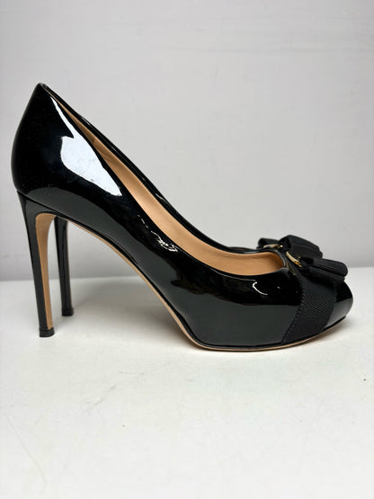 Women's Shoe Size 7 Salvatore Ferragamo Vara Black Patent Leather Pre-Owned Peep Toe Bow Pumps