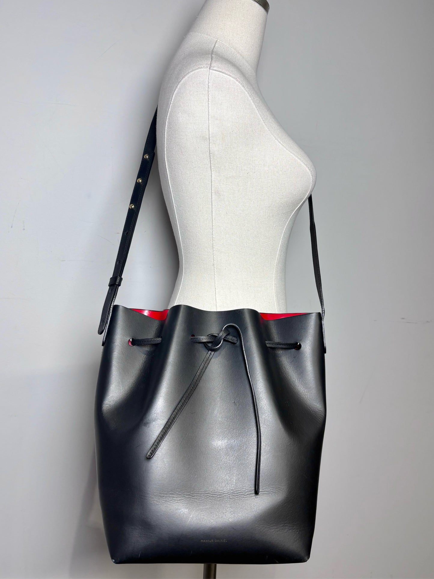 Women's Mansur Gavriel Large Bucket Leather Pre-owned Black/Flamma Red Bag