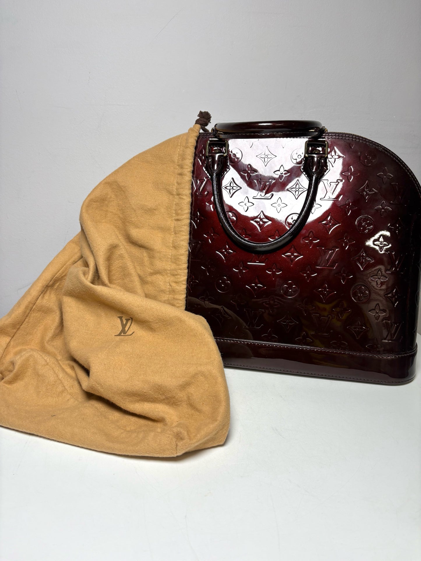 Women's Louis Vuitton Alma GM Rouge Monogram Vernis Leather 2011 Authentic Pre-Owned Bag
