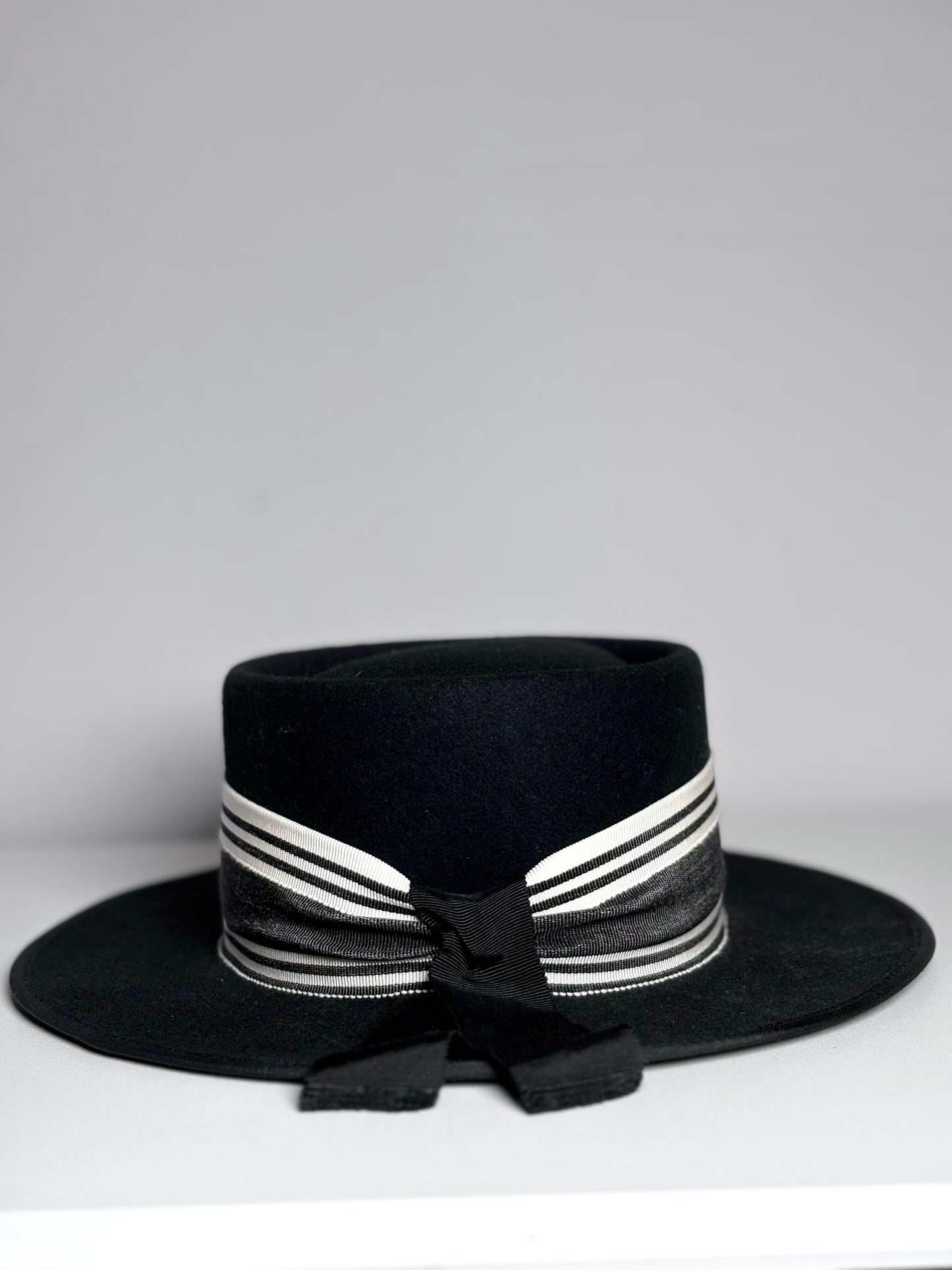 Chapeau d' O 100% Wool French Script Pour Les Femmes Rare, Vintage Pre-owned Black Hat
