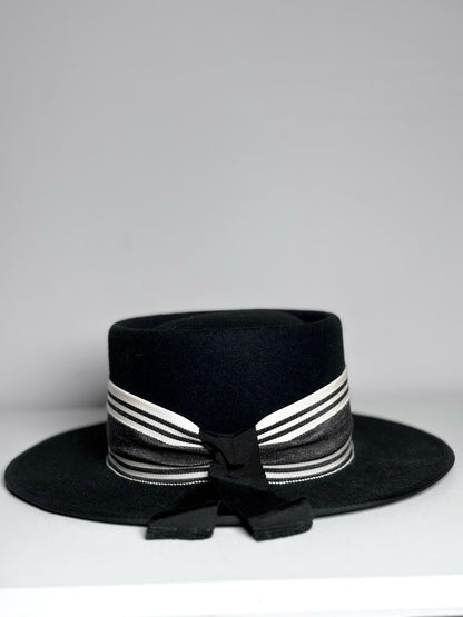 Chapeau d' O 100% Wool French Script Pour Les Femmes Rare, Vintage Pre-owned Black Hat
