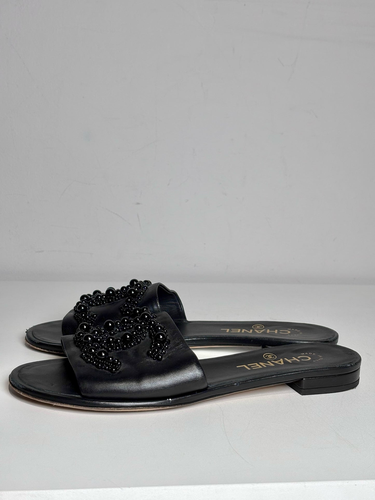 W Shoe Size 37.5 (7.5) Chanel Black Leather Women's Pre-owned Sandals