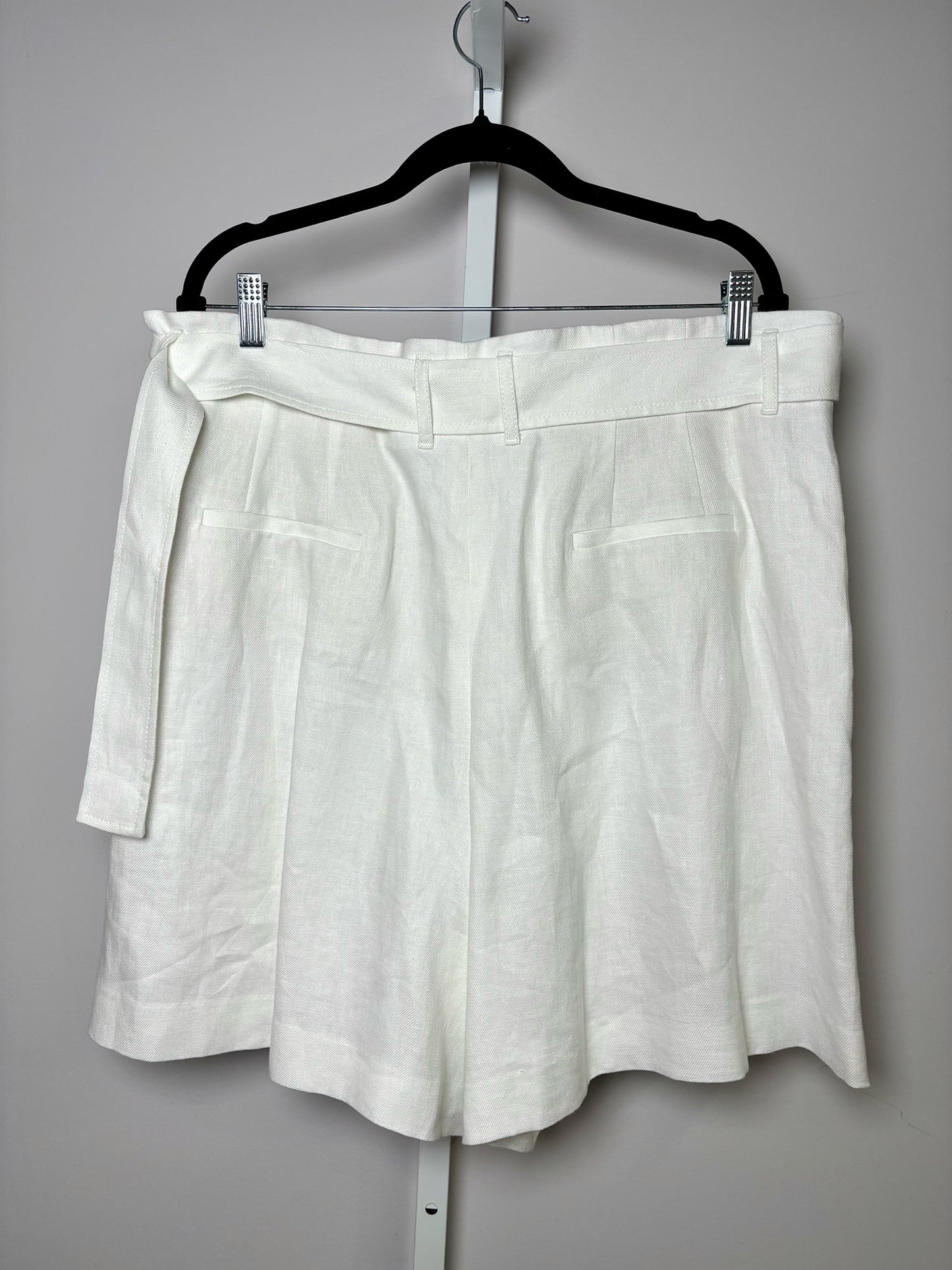 Women Size 18 Lafayette 148 White Solid Shorts
