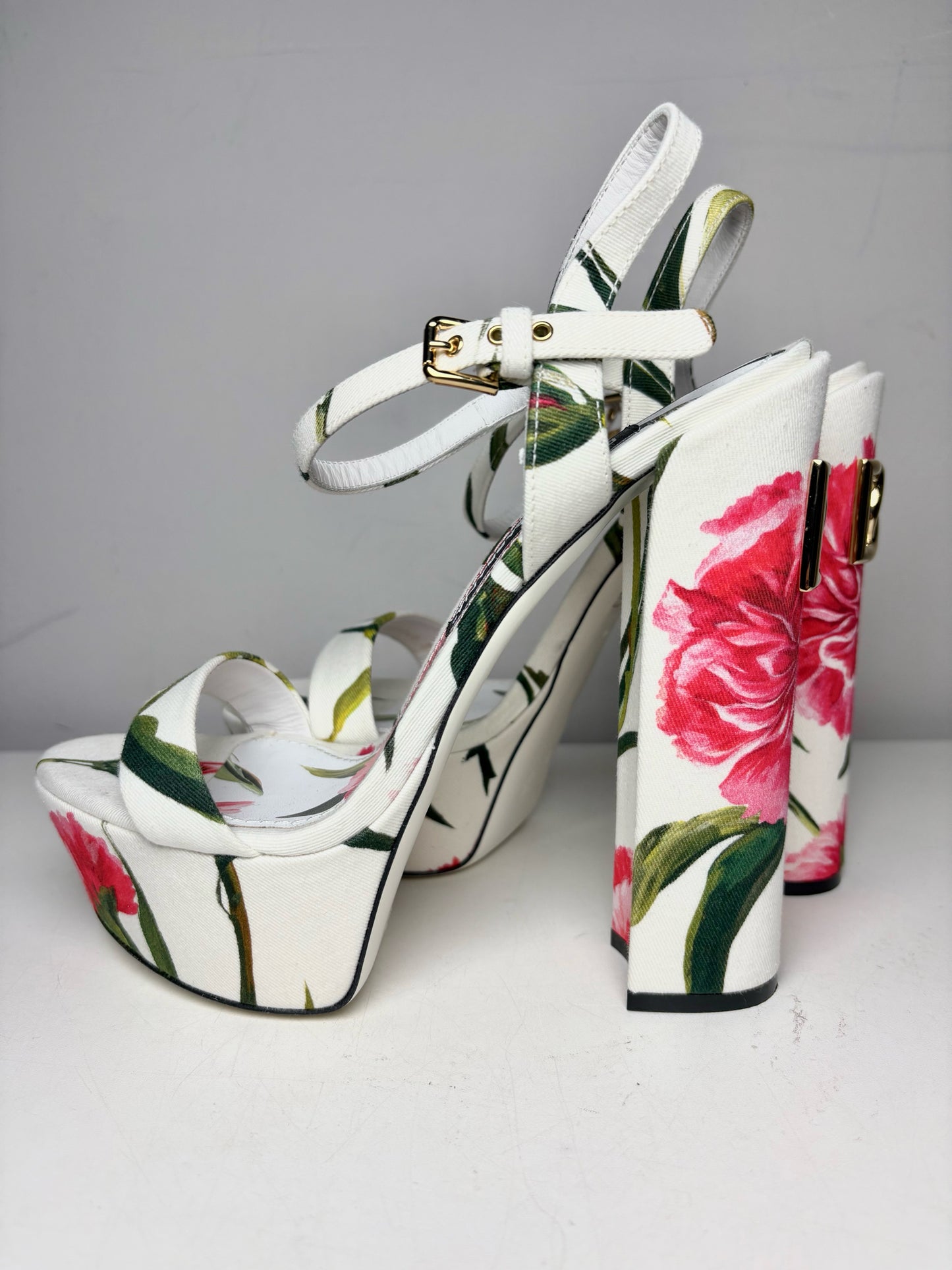 W Shoe Size 39 (8.5 - 9 US) Dolce & Gabbana White Fabric Pre-owned Heels
