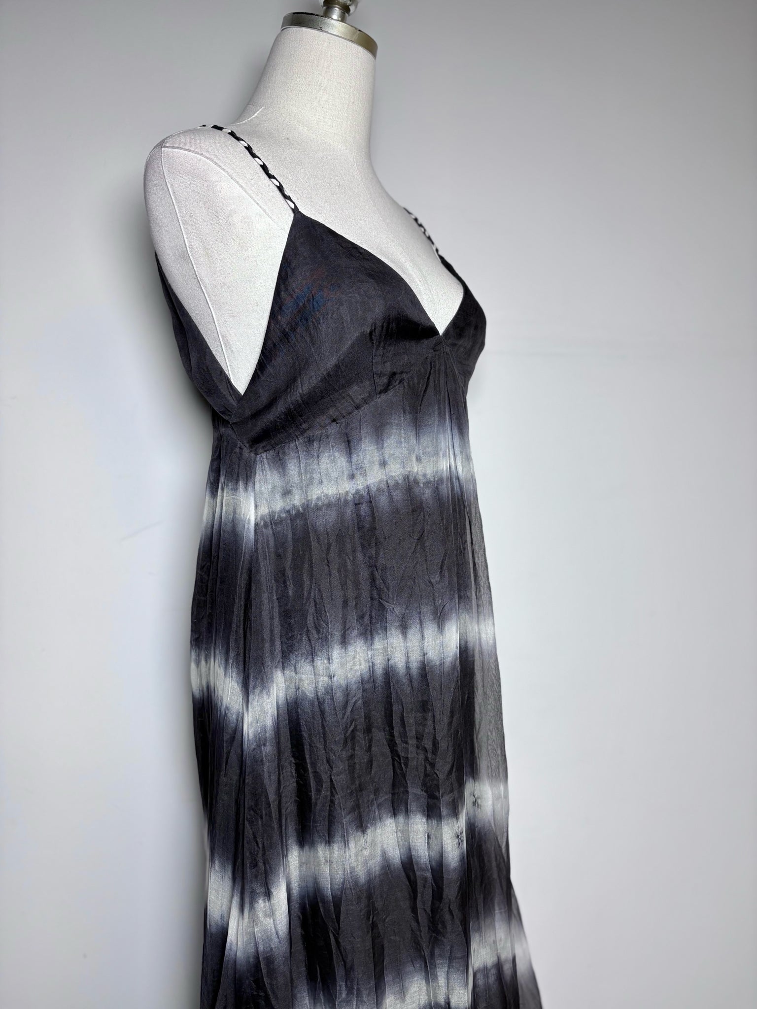 chinese dress ladies Women Size 2 Diane Von Furstenberg Black/White Tie-dyed 100% Silk Dres –  VIDA STYLE SHOP