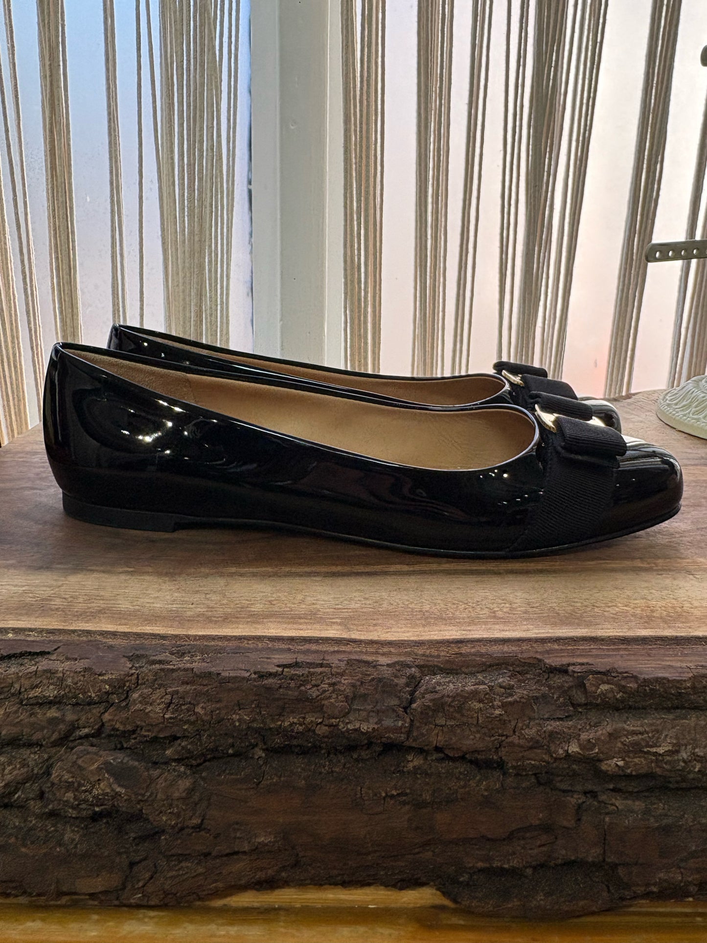 W Shoe Size 8.5 Salvatore Ferragamo Vara Black Patent Leather Bow Pumps