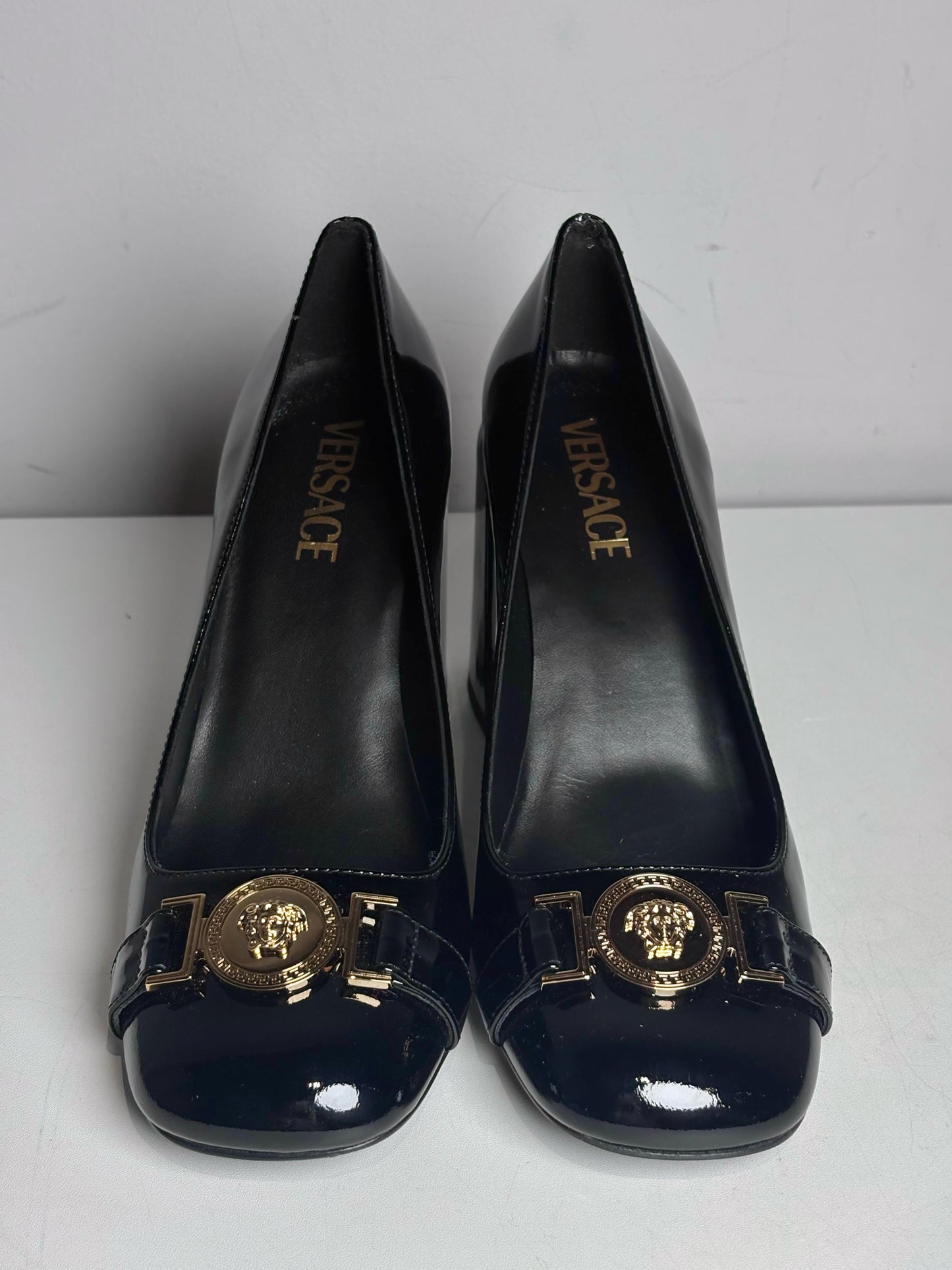 W Shoe Size 38 (8 US) Versace Black Patent Leather Women's Pre-owned Pump