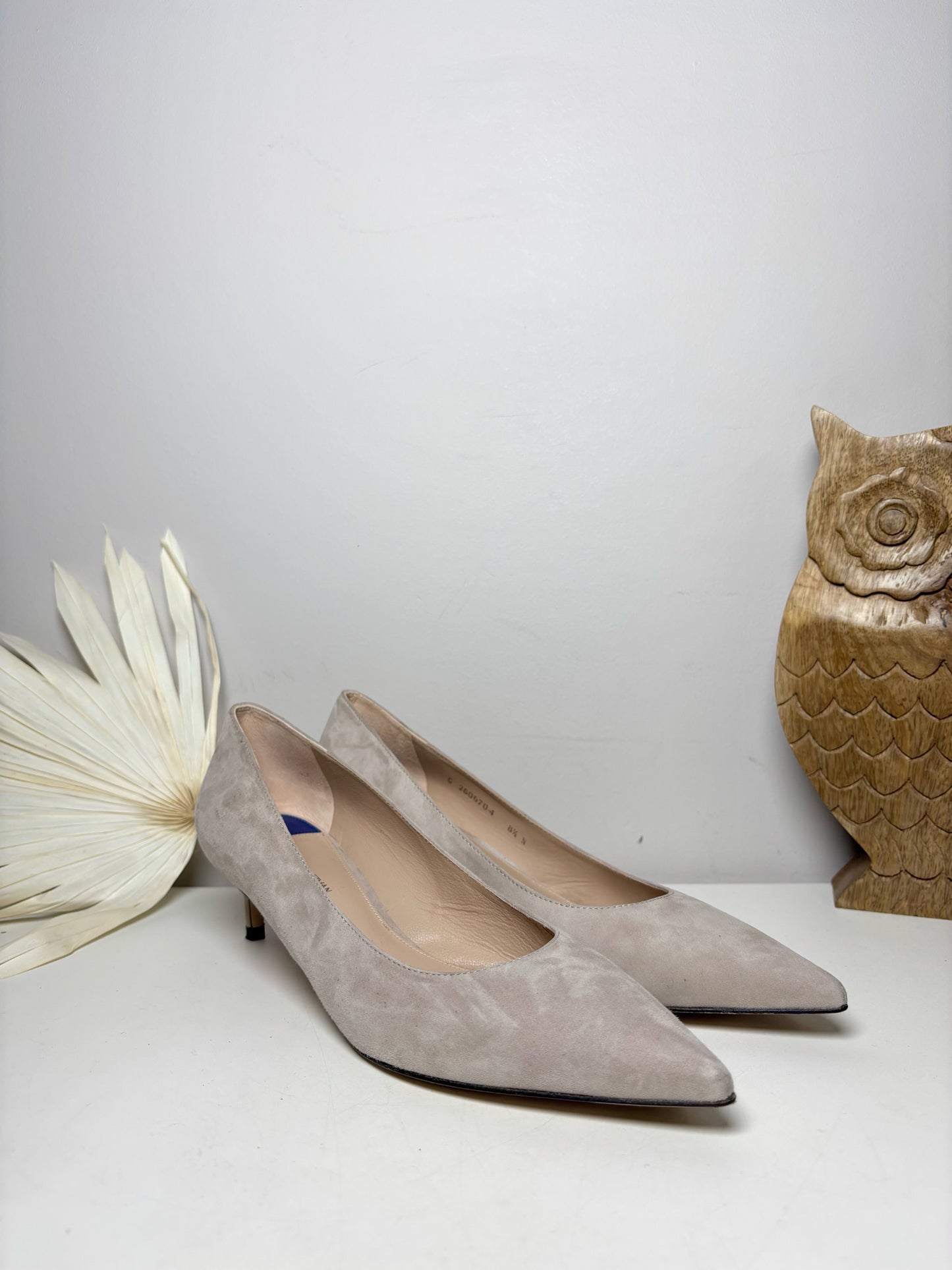 W Shoe Size 8.5 Stuart Weitzman Off White Suede Pointed Toe Pumps