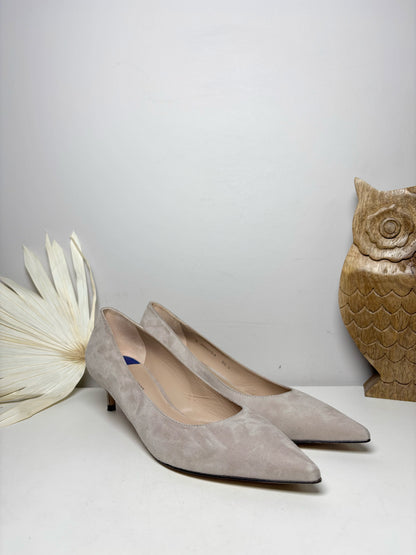 W Shoe Size 8.5 Stuart Weitzman Off White Suede Pointed Toe Pumps