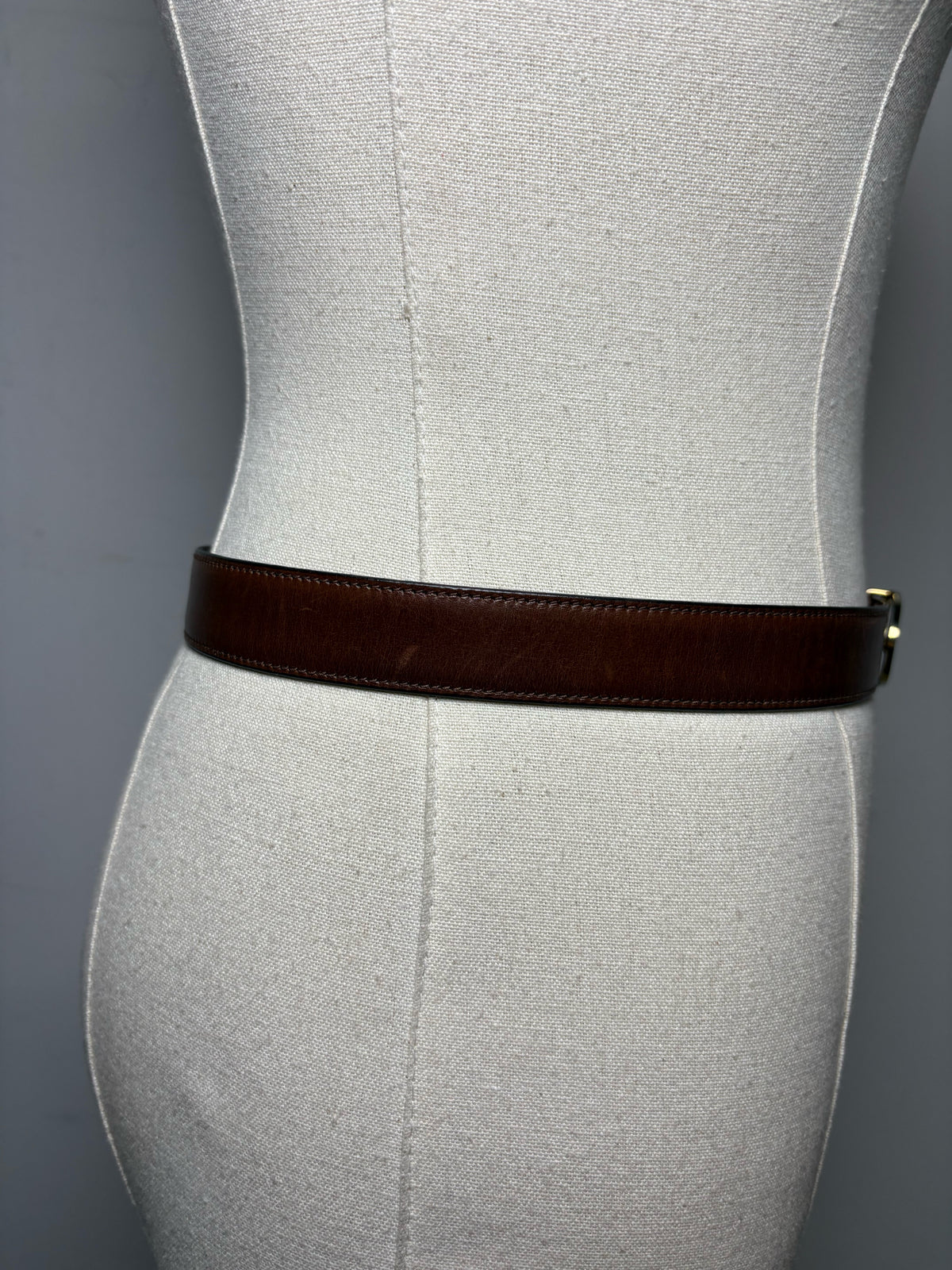 Women's Size 70/28 (XS) Gucci Vintage 1970s/1980s Brown Leather Gold-Tone Logo Buckle Pre-Owned Belt