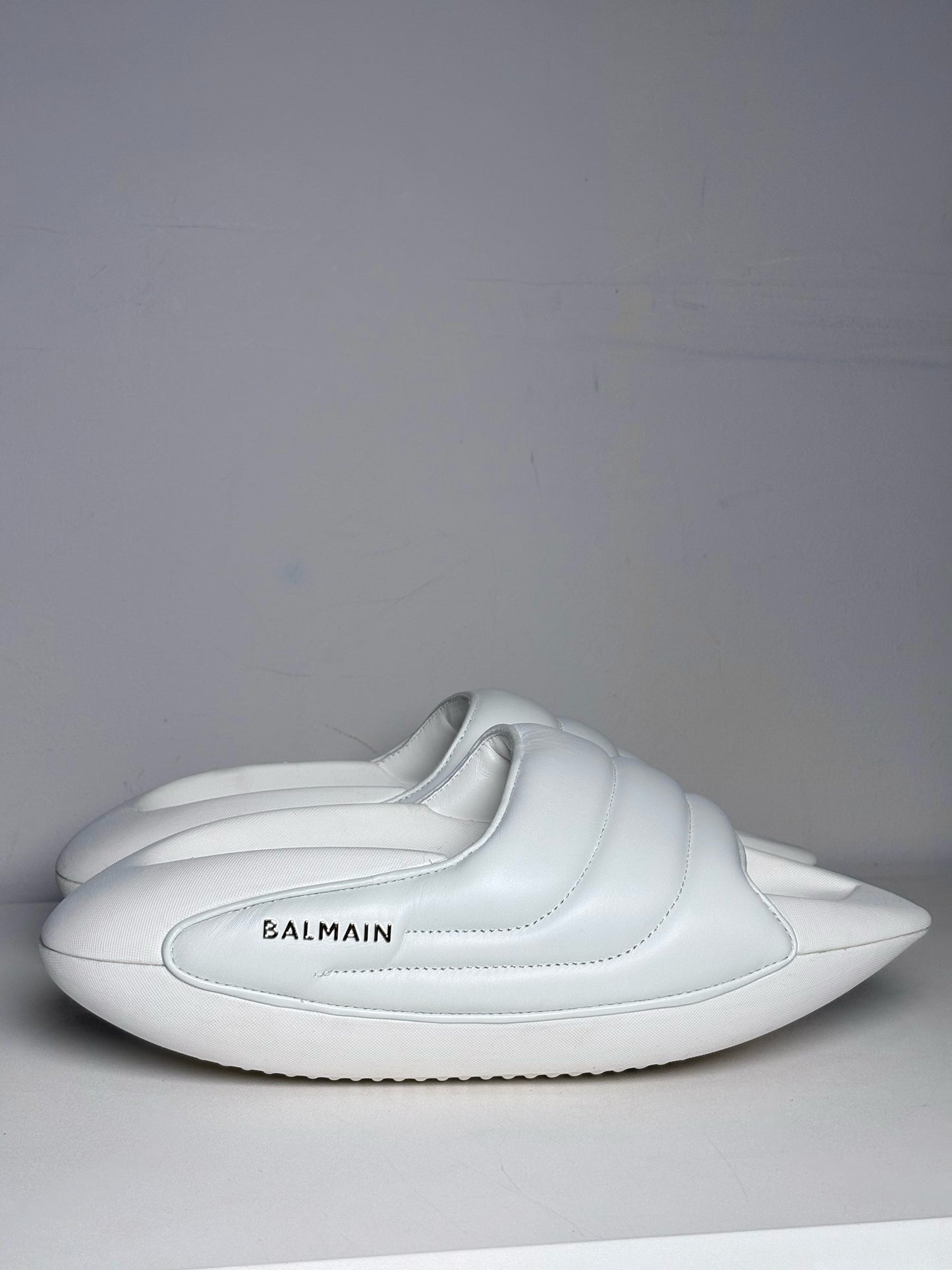 W Shoe Size 40 (10, US) Balmain White Leather, Rubber Lambskin Pre-owned Sandals