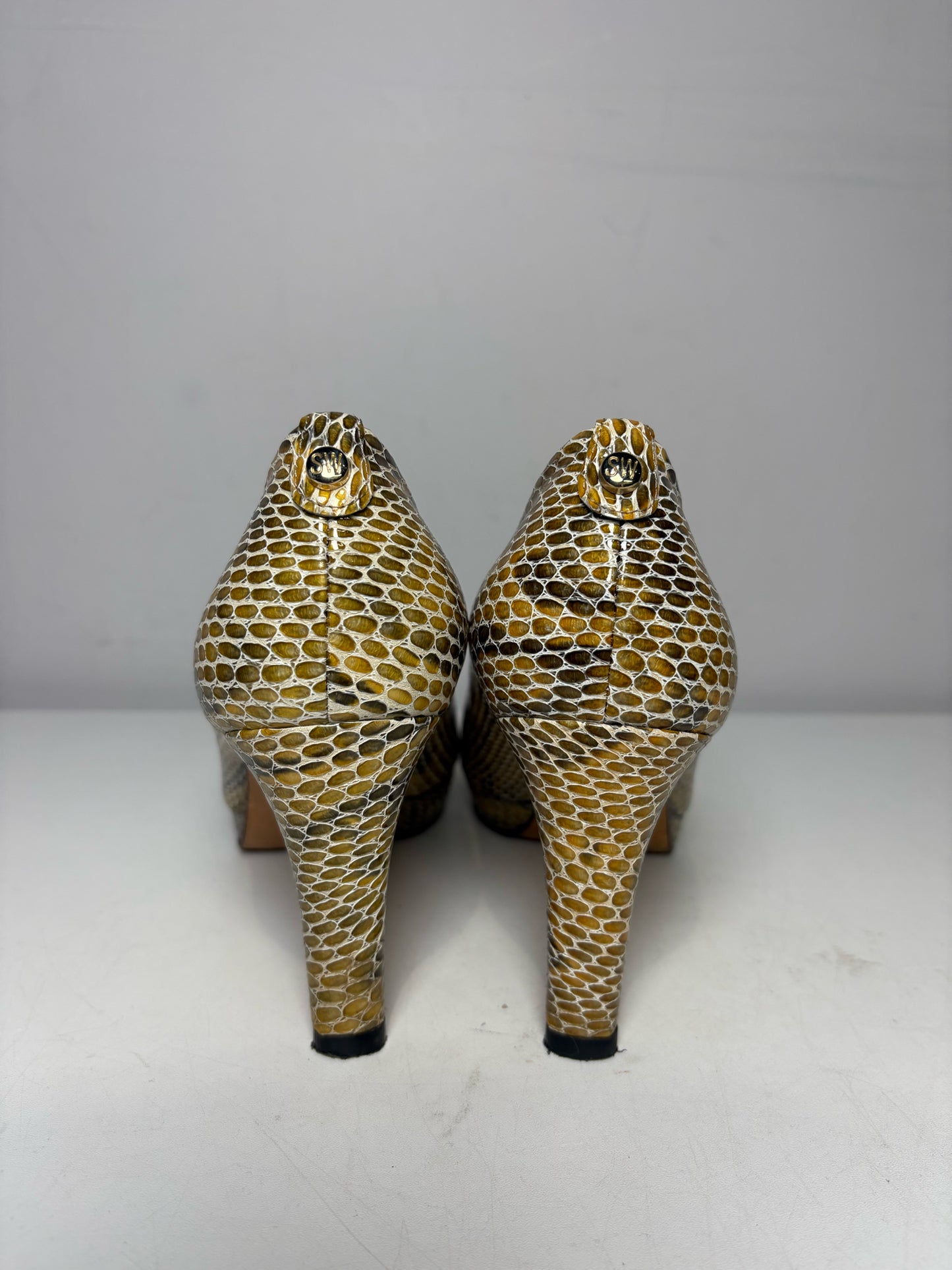 Women's Size 8 Stuart Weitzman Plainfield Yellow Snake Embossed Leather Pre-Owned Heels
