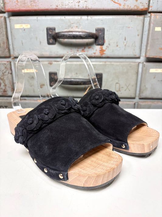 W Shoe Size 39 (8.5 US) Chanel Black Suede Camellia Flower Sandals