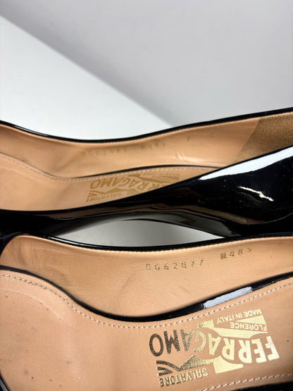 Women's Shoe Size 7 Salvatore Ferragamo Vara Black Patent Leather Pre-Owned Peep Toe Bow Pumps