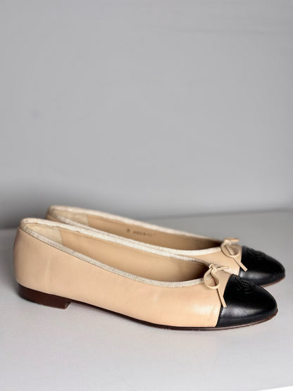 W Shoe Size 40.5 (10) Chanel Ballerrines Beige, Black Lambskin Pre-owned Flats
