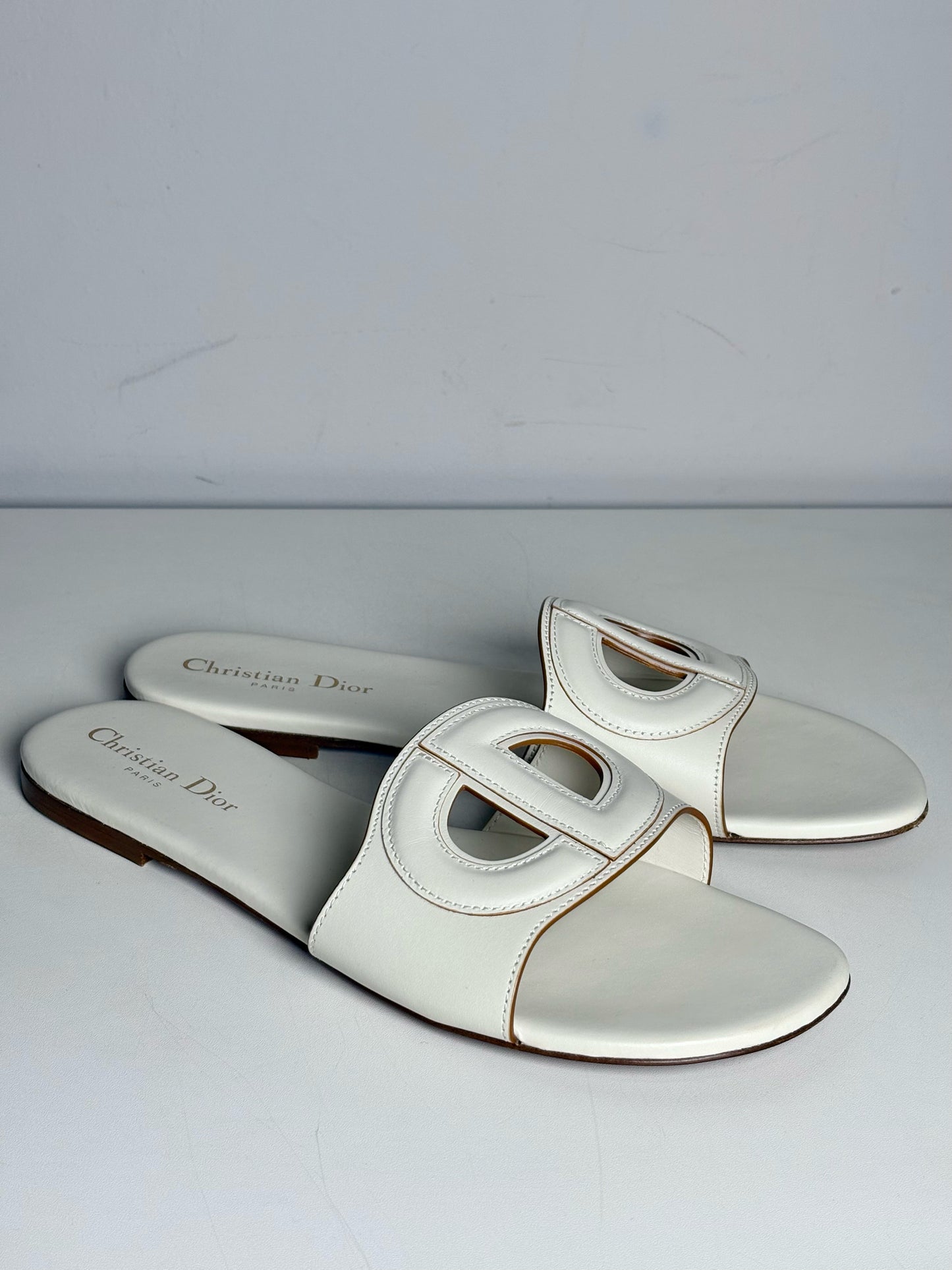 W Shoe Size 40 (9.5 - 10) Christian Dior Off-white Leather Calfskin Flats