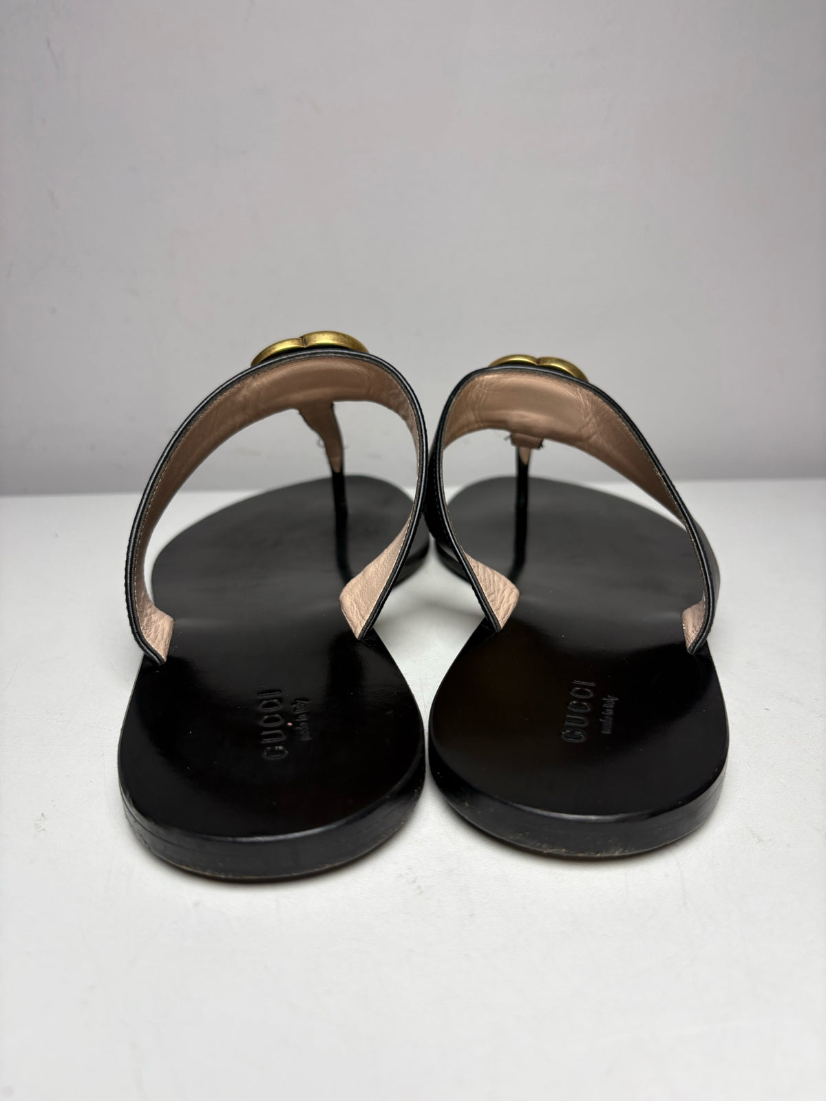 Women's Shoe Size 41 Gucci GG Marmont Black Leather Pre-Owned T-Strap Sandals