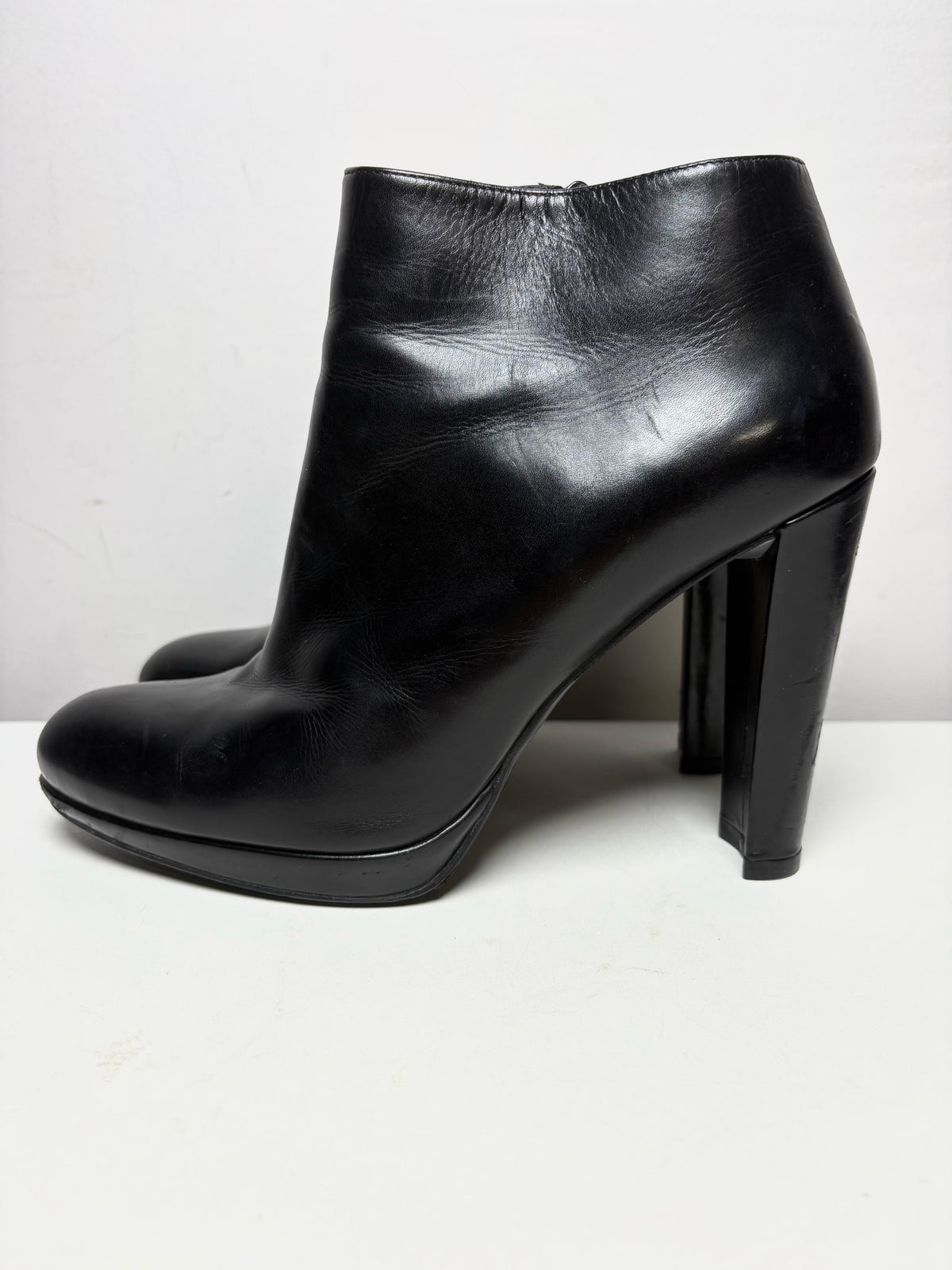 Women's Shoe Size 7 Stuart Weitzman Black Leather Pre-Owned Ankle Bootie Heels