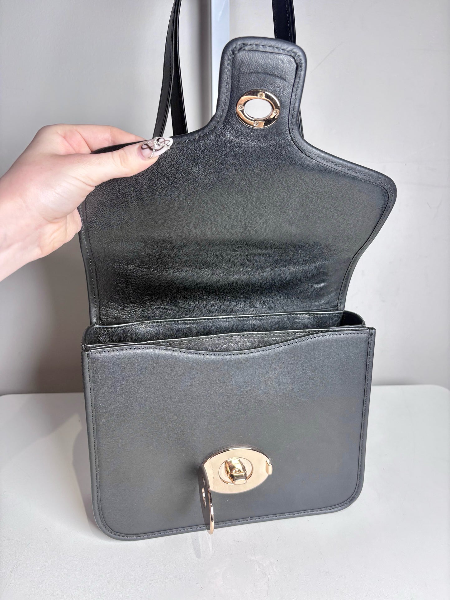 Women's Coach 2016 Page Shoulder Leather Pre-owned Black Bag