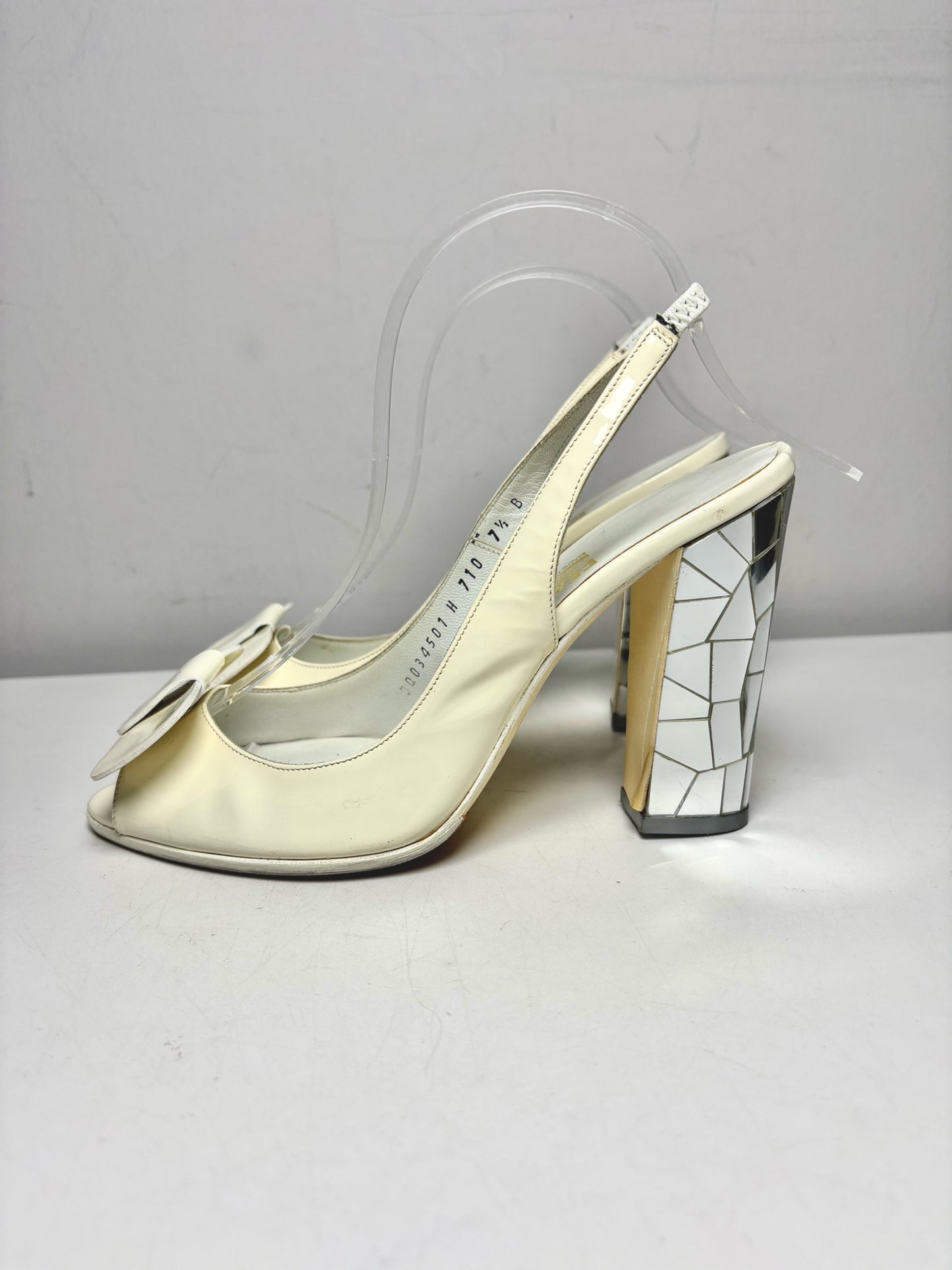 Women Shoe Size 7.5 B Salvatore Ferragamo Off-White Patent Leather Pre-Owned Slingback Heels