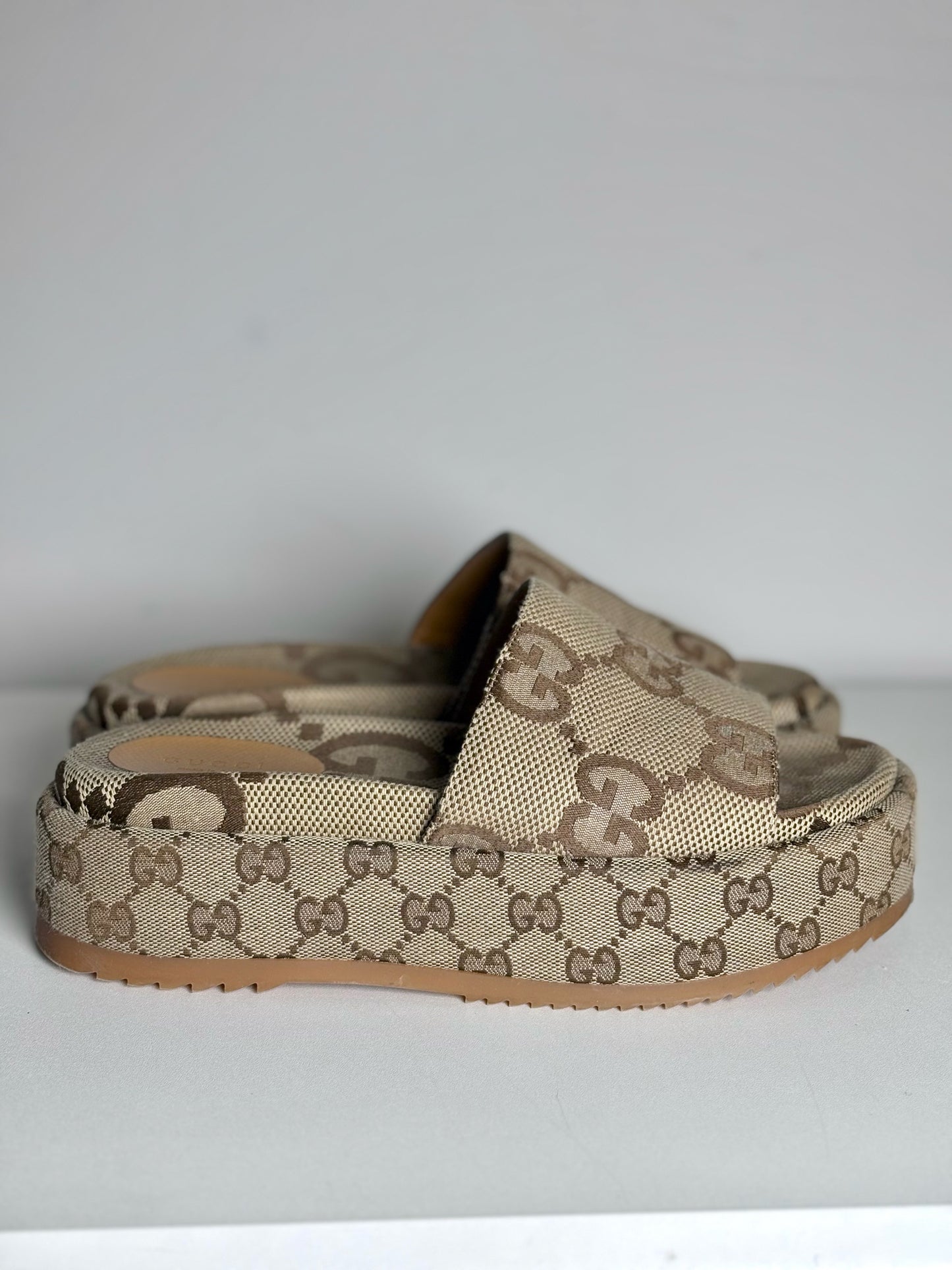 W Size 38.5 (8.5) Gucci Tan Canvas Platform Monogram Pre-owned Slide Sandal