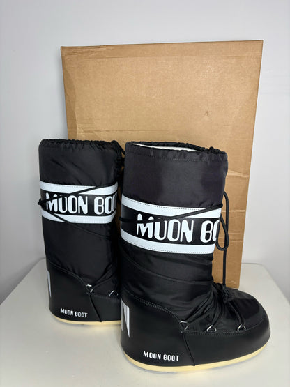 W Shoe Size 7 Moon Boot Black & White Nylon Boots