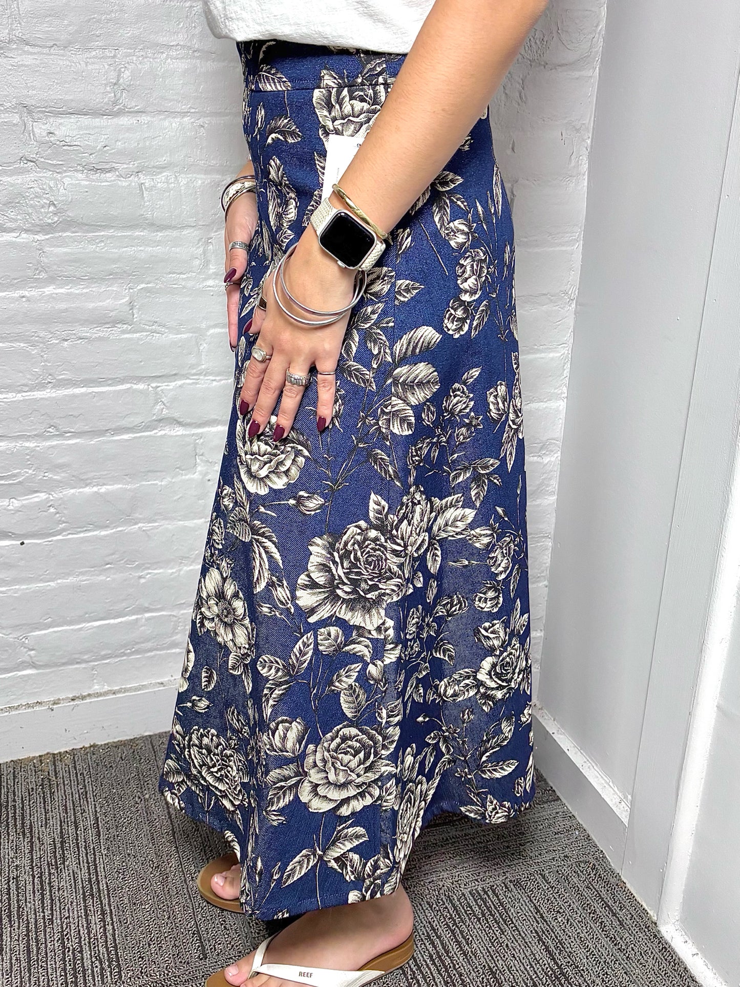 Women Size M Oscar de la Renta Blue Rose Print Pre-owned Midi Denim Skirt