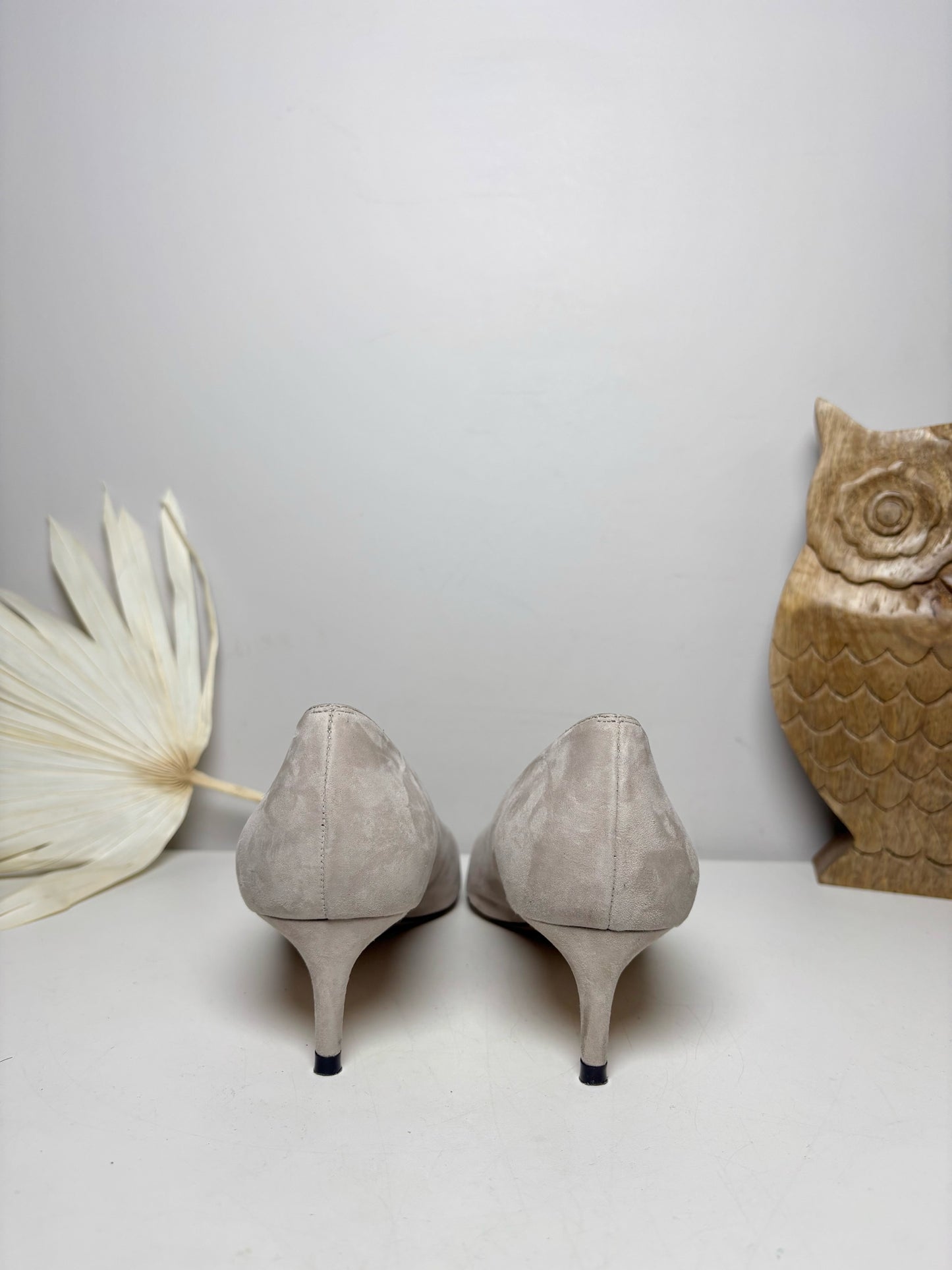 W Shoe Size 8.5 Stuart Weitzman Off White Suede Pointed Toe Pumps