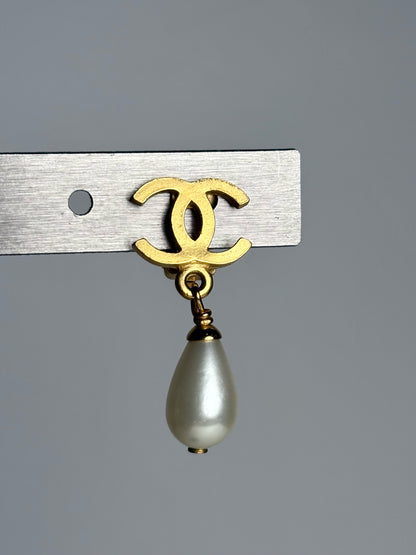 Chanel Vintage Pre-owned Faux Pearl Gold Earrings