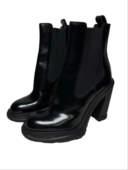 Black heeled chelsea boot