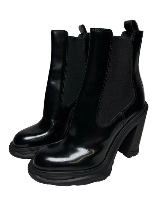 Black heeled chelsea boot