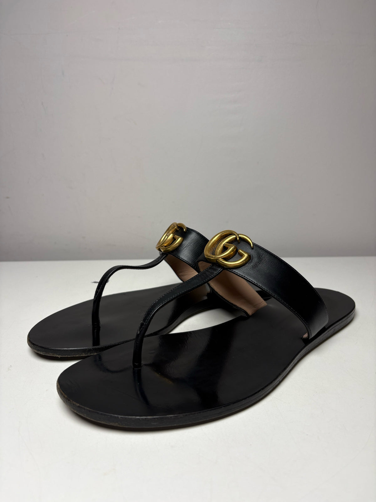 Women's Shoe Size 41 Gucci GG Marmont Black Leather Pre-Owned T-Strap Sandals