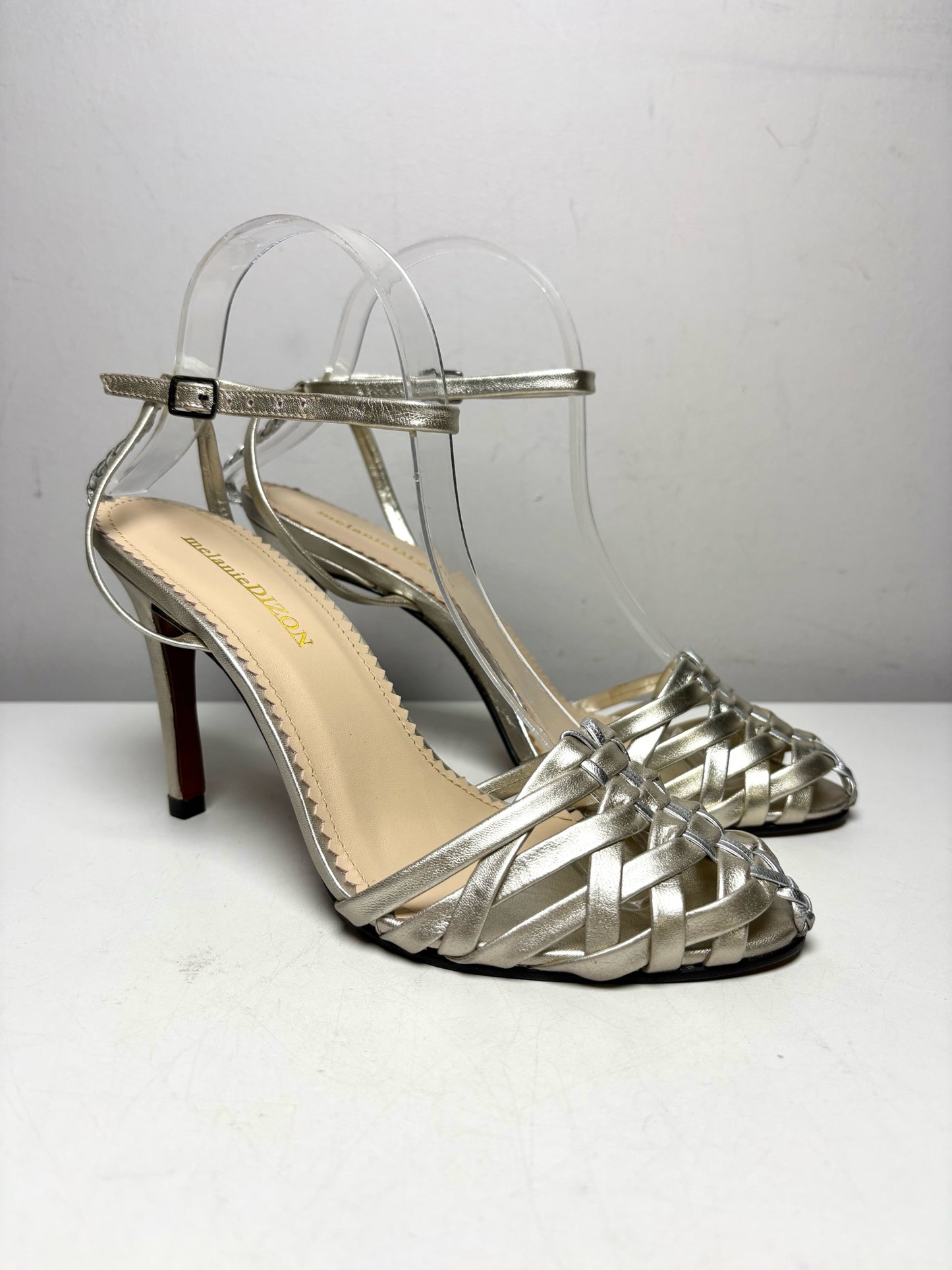 Women's Shoe Size 8 Melanie Dizon Invitto Metallic Silver Woven Leather NWT Pre-Owned Heels