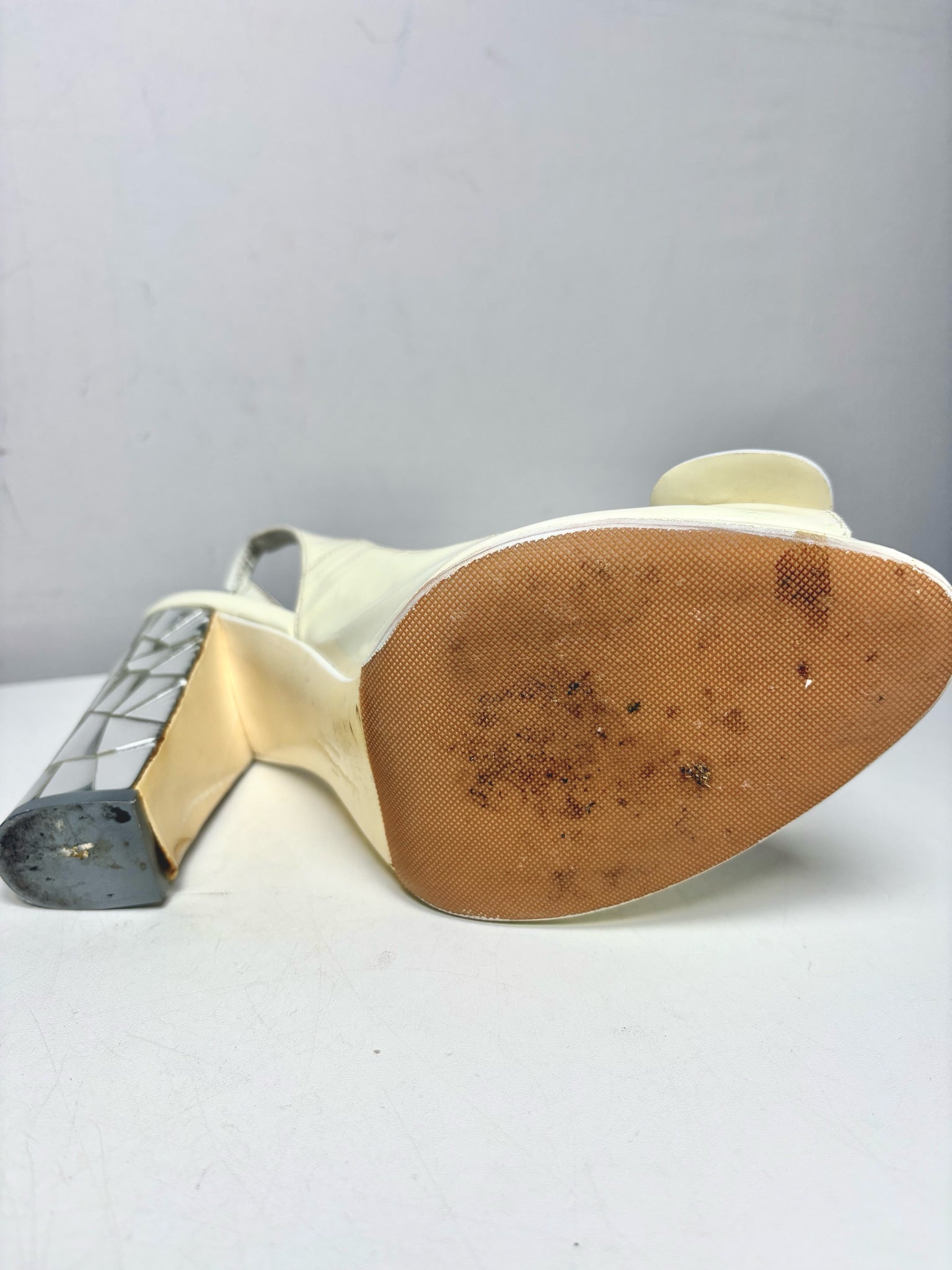 Women Shoe Size 7.5 B Salvatore Ferragamo Off-White Patent Leather
