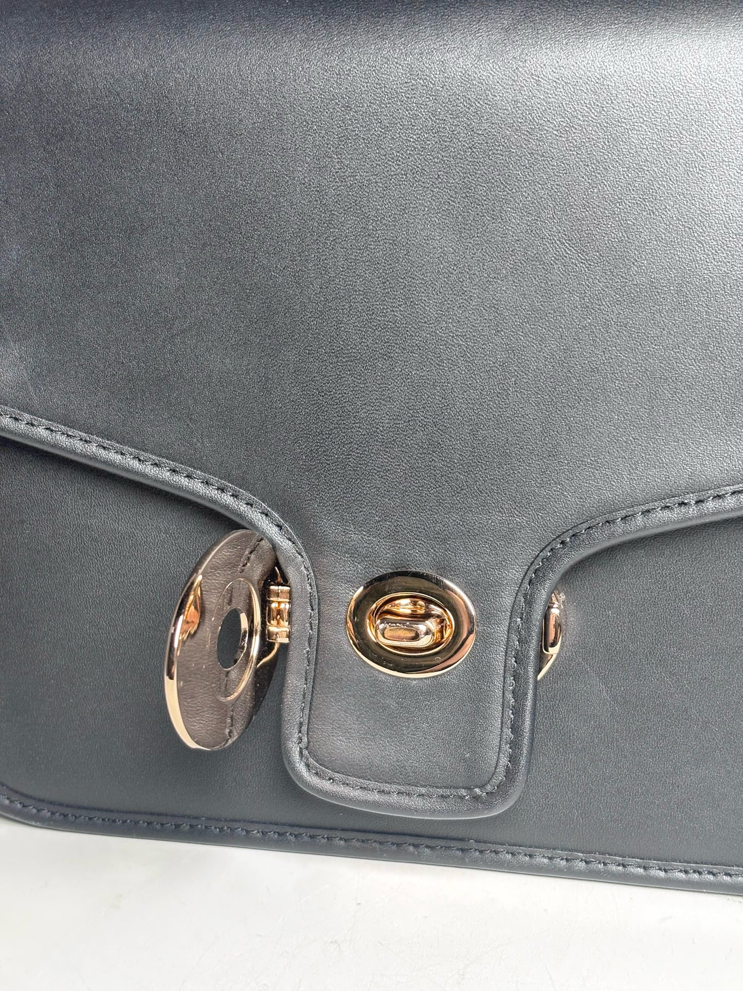 Women's Coach 2016 Page Shoulder Leather Pre-owned Black Bag