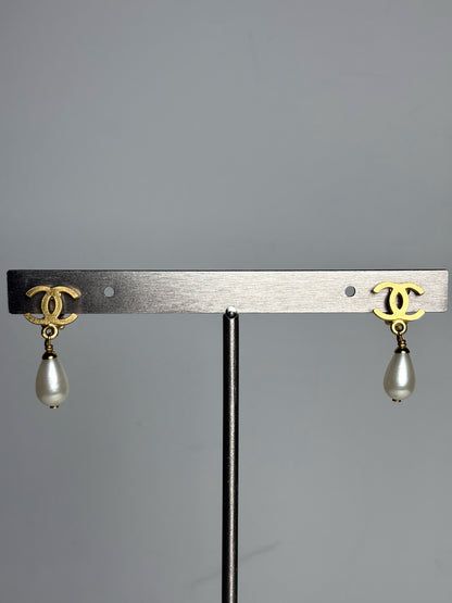 Chanel Vintage Pre-owned Faux Pearl Gold Earrings