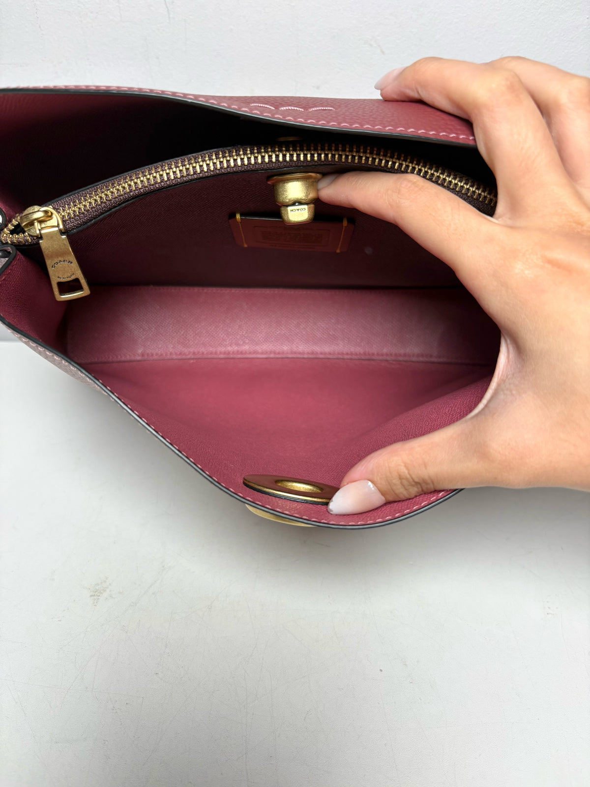 Women's Coach Willow C2590 Berry Colorblock Leather Pre-Owned Medium Shoulder Crossbody Bag