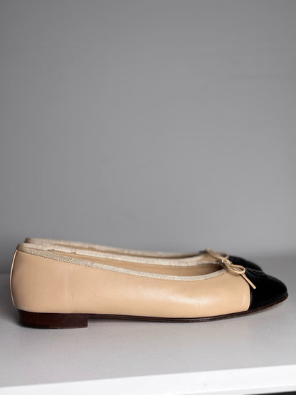 W Shoe Size 40.5 (10) Chanel Ballerrines Beige, Black Lambskin Pre-owned Flats