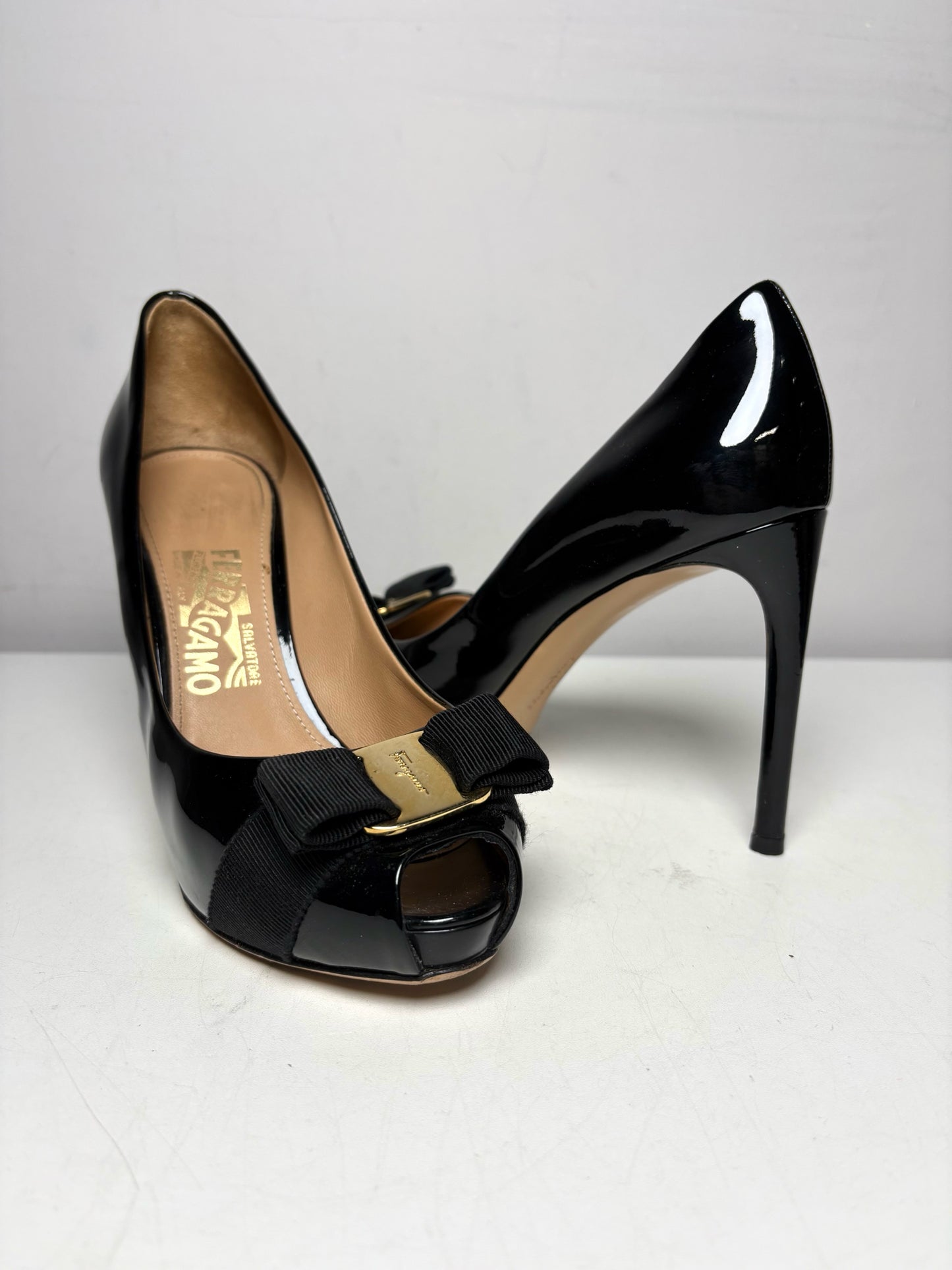 Women's Shoe Size 7 Salvatore Ferragamo Vara Black Patent Leather Pre-Owned Peep Toe Bow Pumps