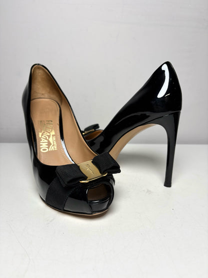 Women's Shoe Size 7 Salvatore Ferragamo Vara Black Patent Leather Pre-Owned Peep Toe Bow Pumps