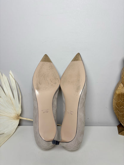 W Shoe Size 8.5 Stuart Weitzman Off White Suede Pointed Toe Pumps