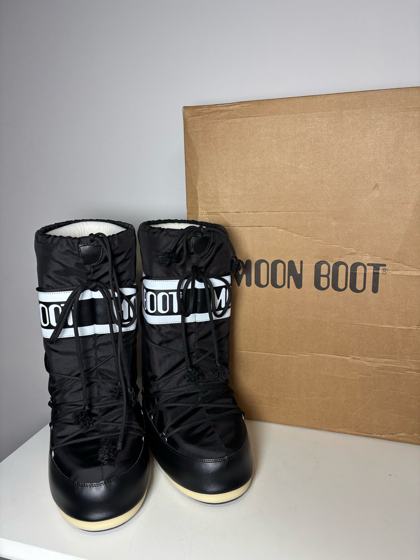 W Shoe Size 7 Moon Boot Black & White Nylon Boots