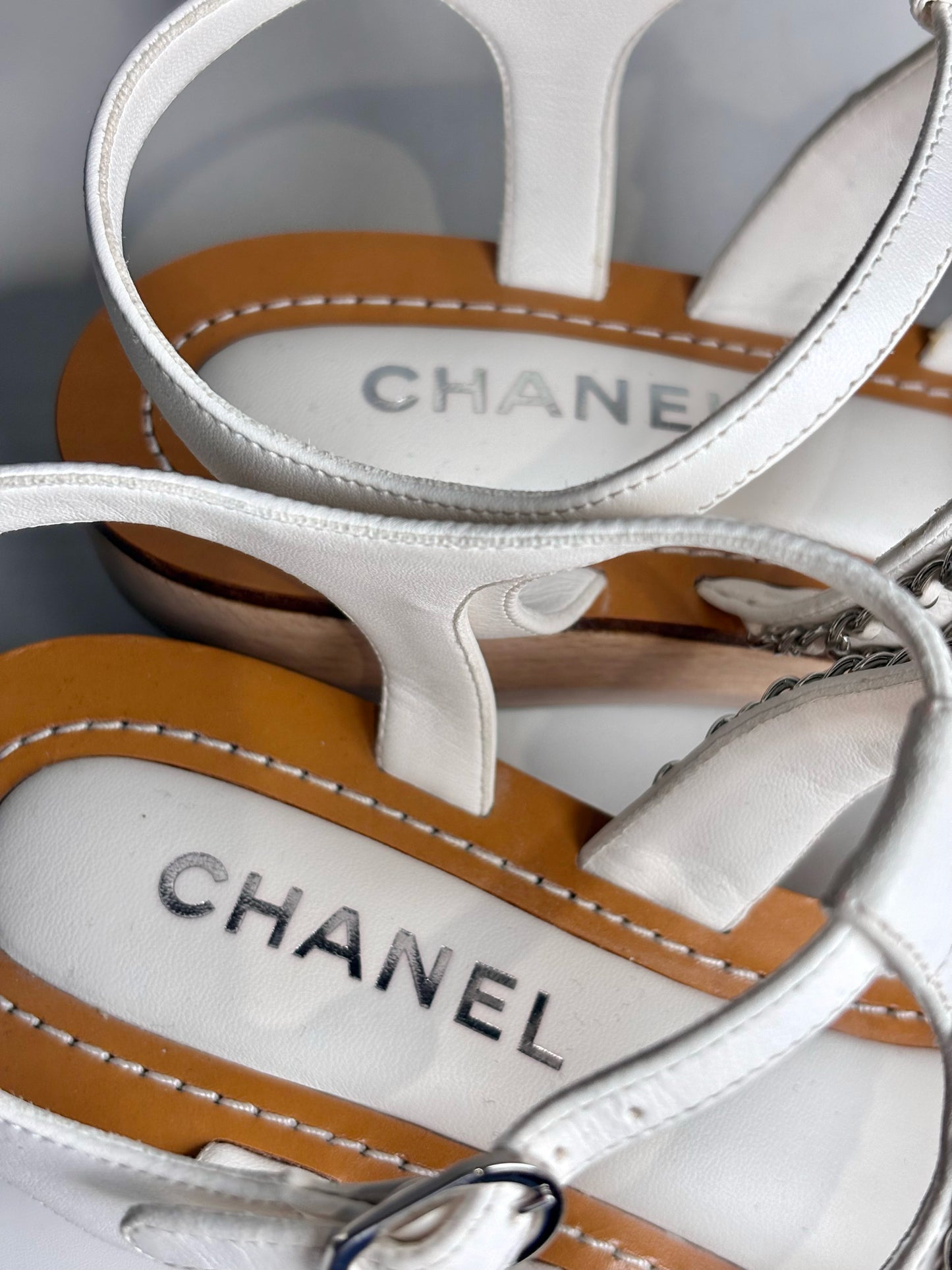 Chanel Women Shoe Sz 41 White Lambskin Leather Chain Detail Pre-owned Sandal