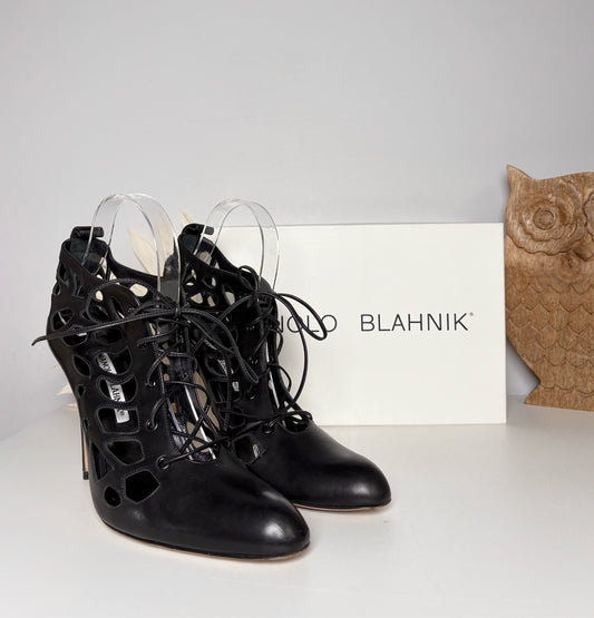 W Shoe Size 9.5 Manolo Blahnik Black Leather Heels