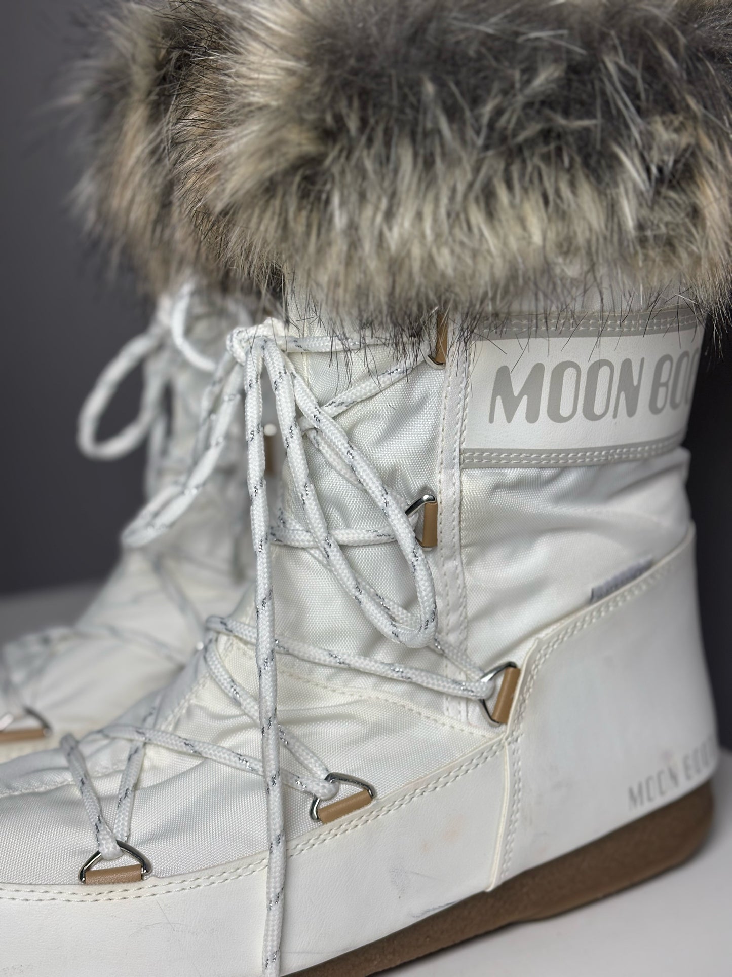 W Shoe Size 7.5 Moon Boot White Faux Fur Shell Snow Boots