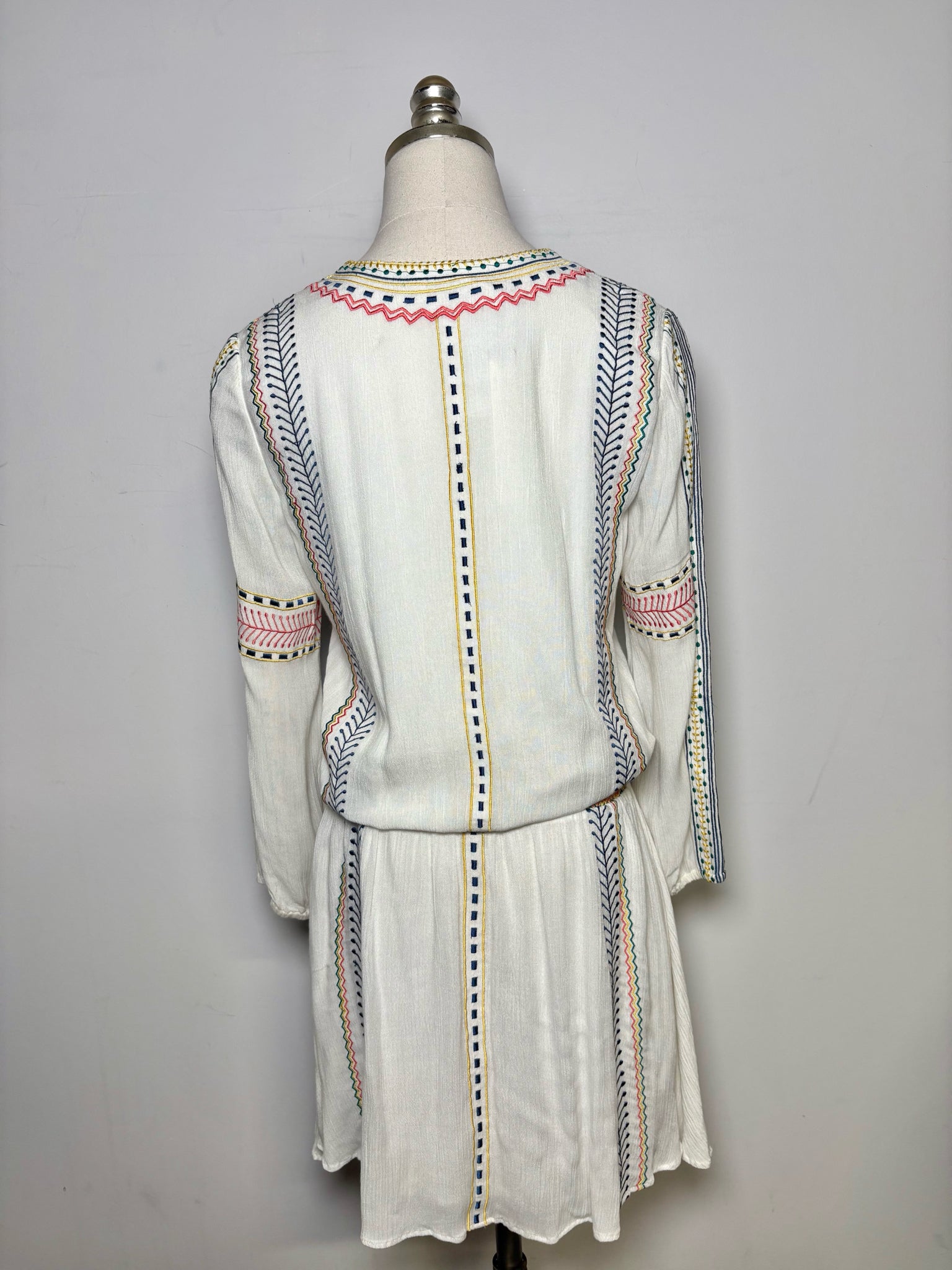 Women Size 6 Alice + Olivia White Embroidered Detail Viscose Dress VIDA STYLE SHOP Women Size 6 Alice + Olivia White Embroidered Detail Viscose Dress VIDA STYLE SHOP